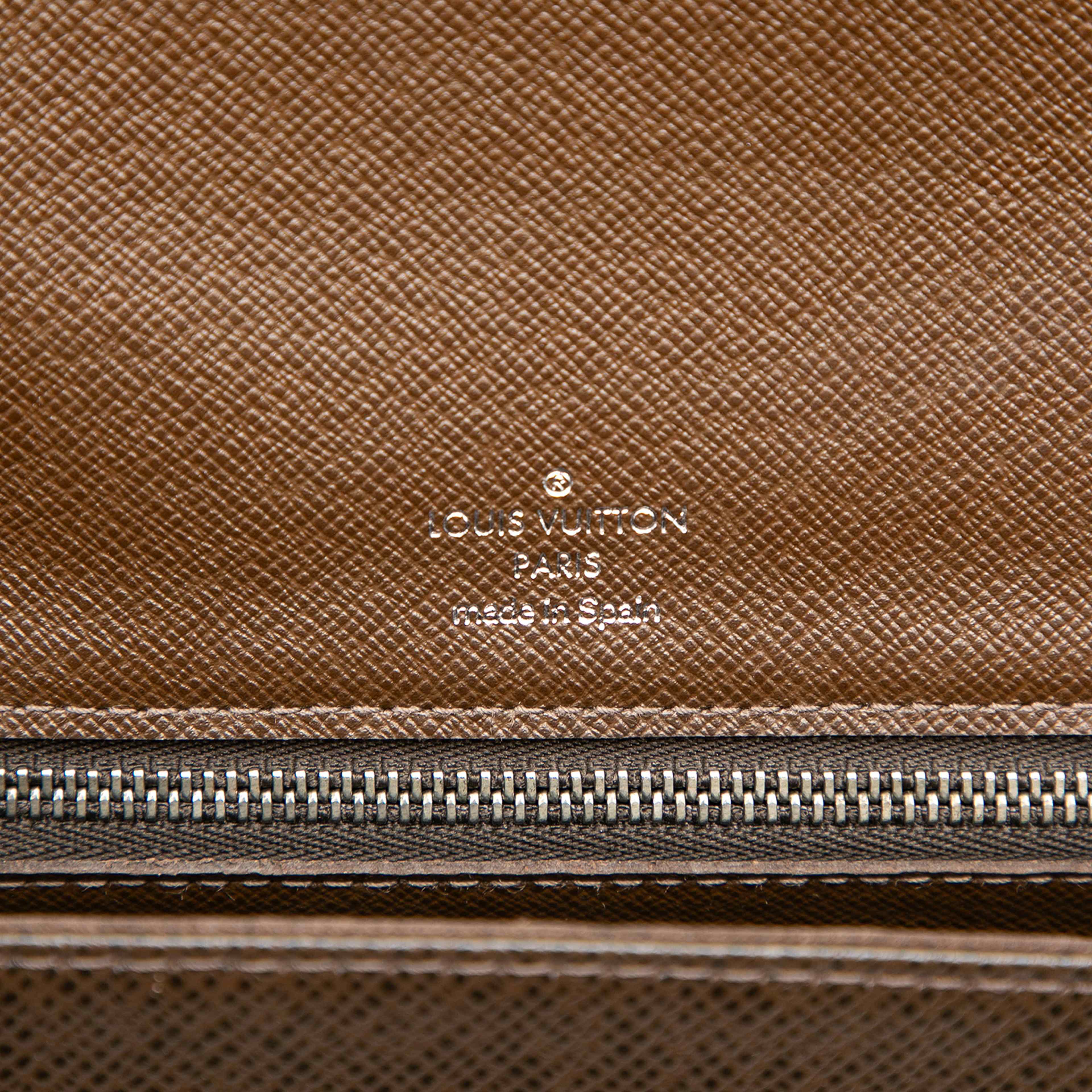 Louis Vuitton Taiga Selenga, från Luxclusif, i färgen dark brown. Klicka för att öppna bilden i stort format