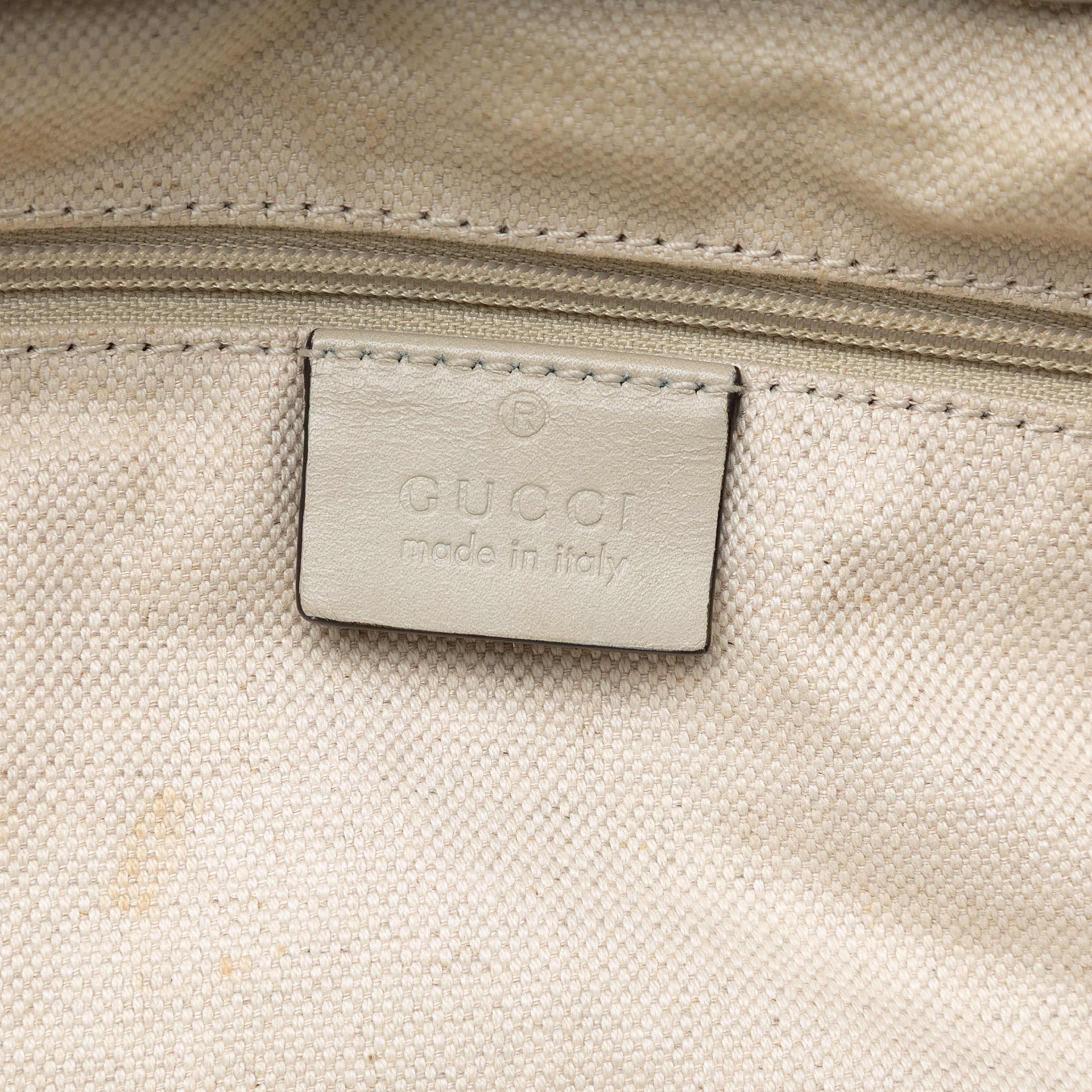 Gucci Guccissima Sukey Satchel, från Luxclusif, i färgen vit. Klicka för att öppna bilden i stort format