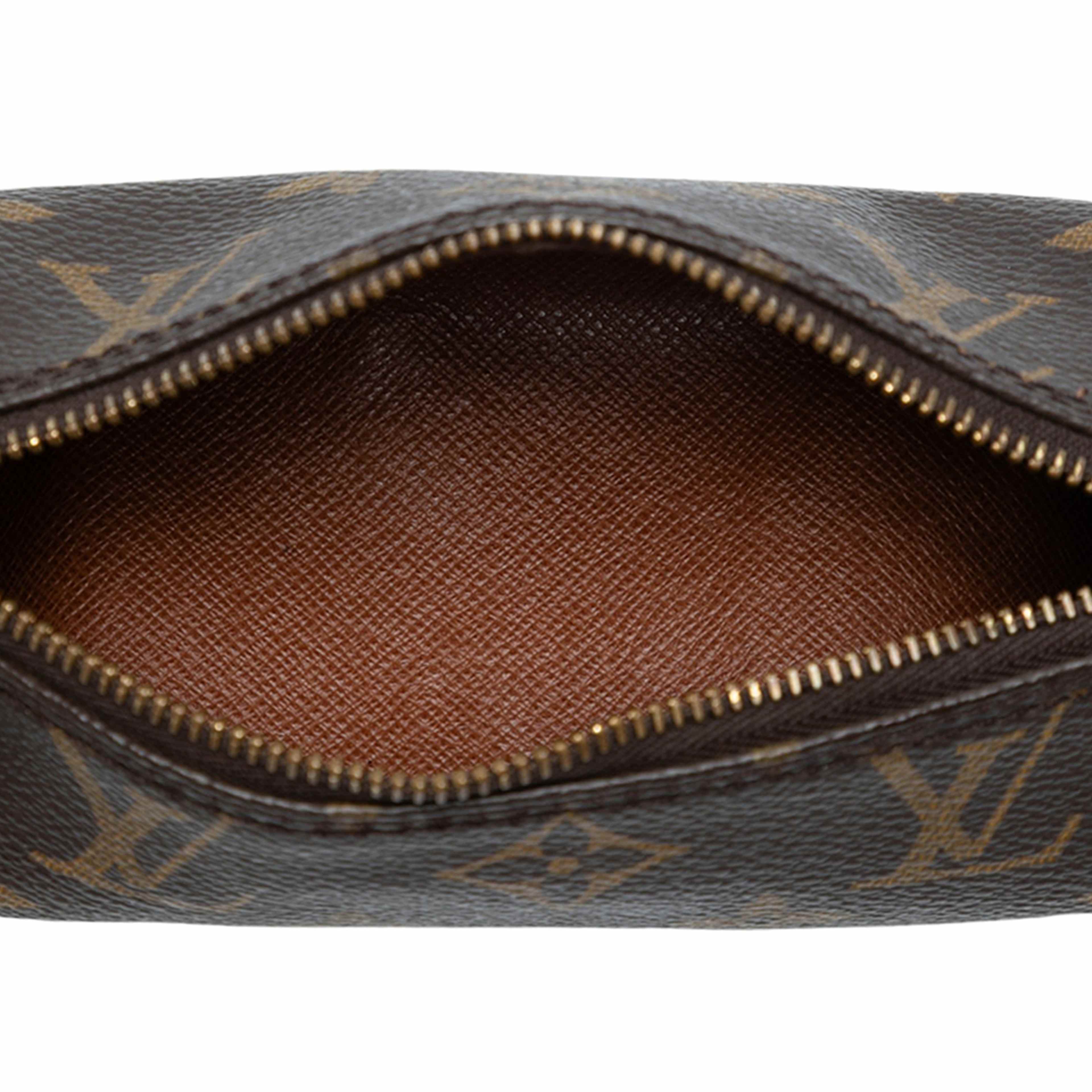 Louis Vuitton Monogram Papillon Pochette, från Luxclusif, i färgen brown. Klicka för att öppna bilden i stort format