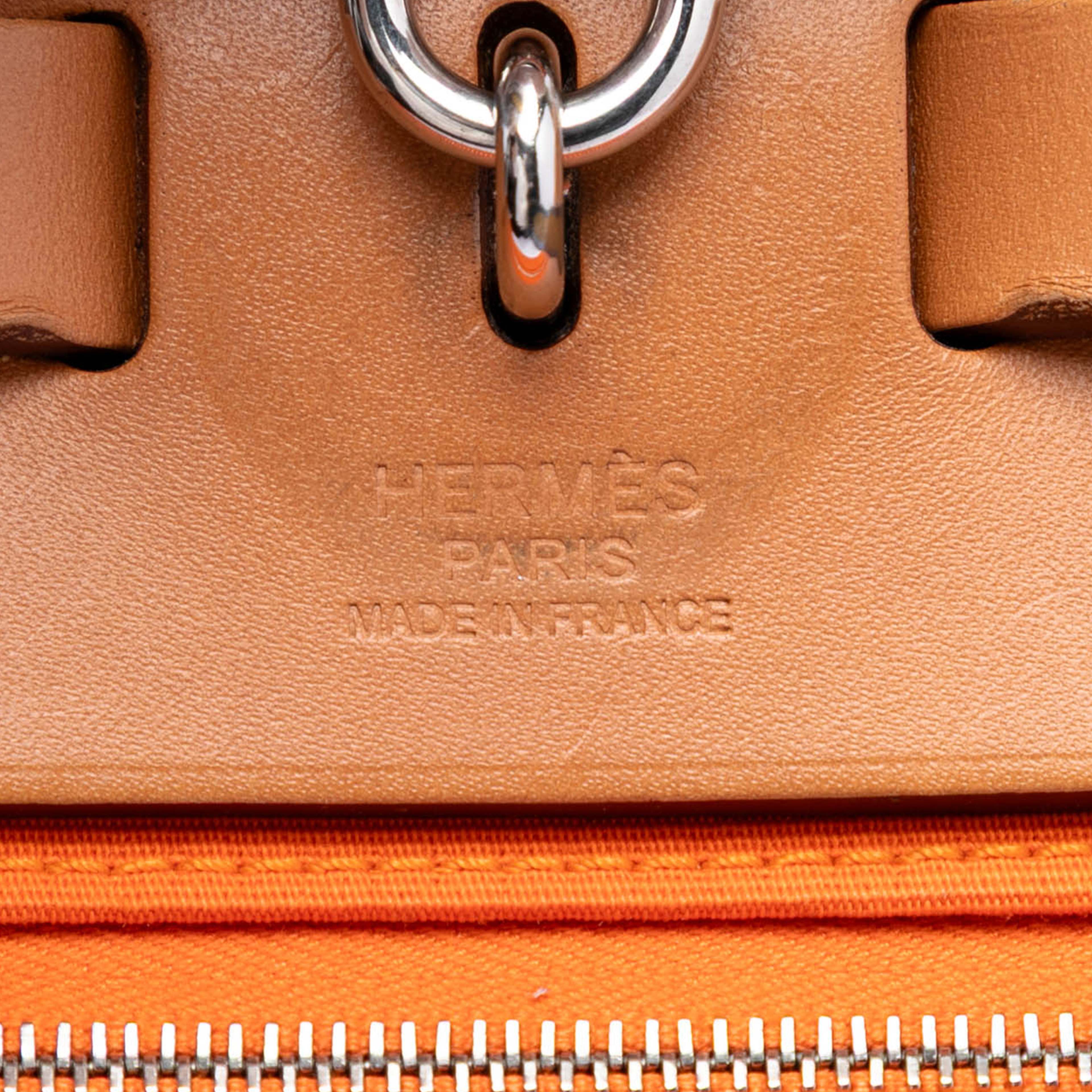 Hermès Toile Herbag Zip 31, från Luxclusif, i färgen orange. Klicka för att öppna bilden i stort format