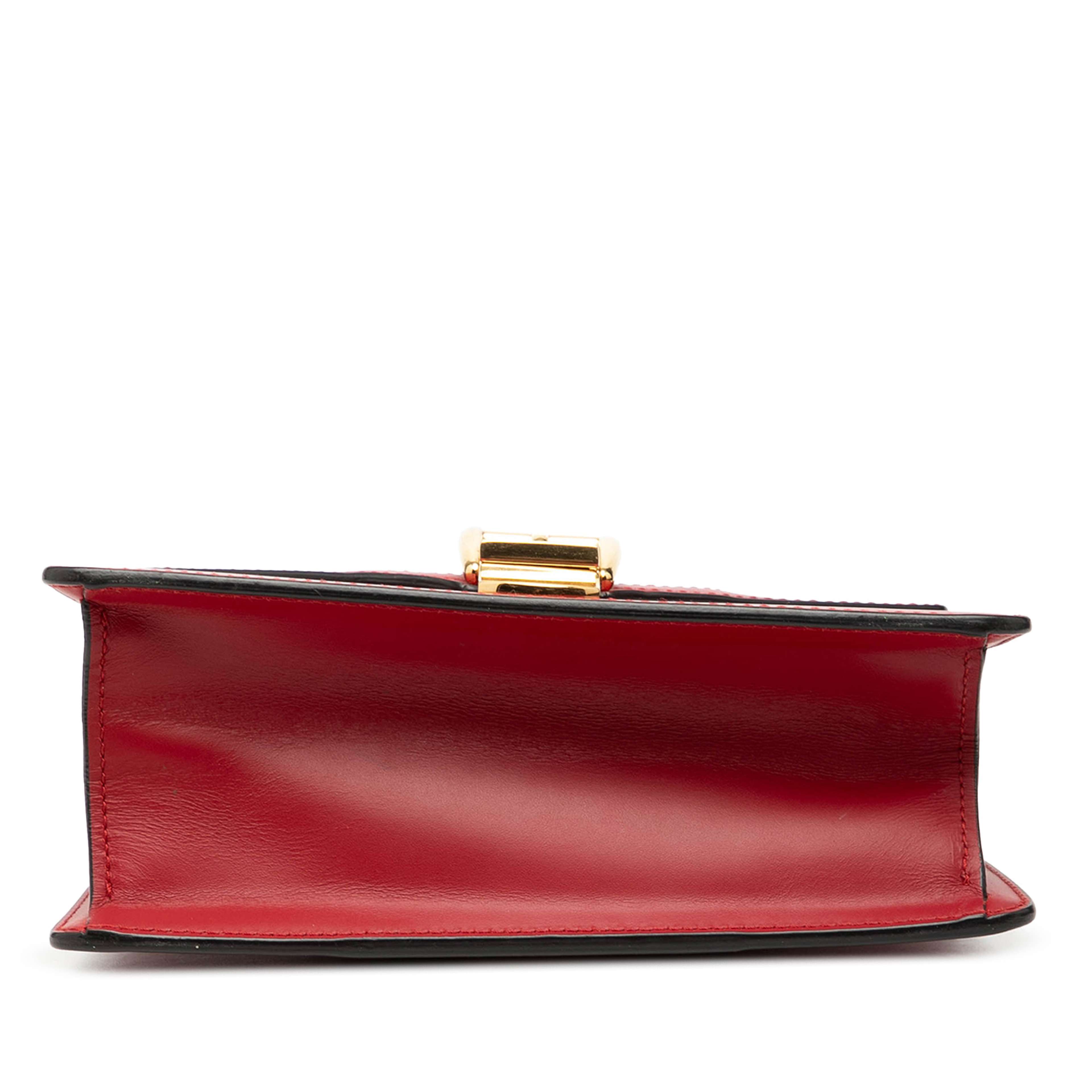 Gucci Mini Calfskin Sylvie Satchel, från Luxclusif, i färgen red. Klicka för att öppna bilden i stort format