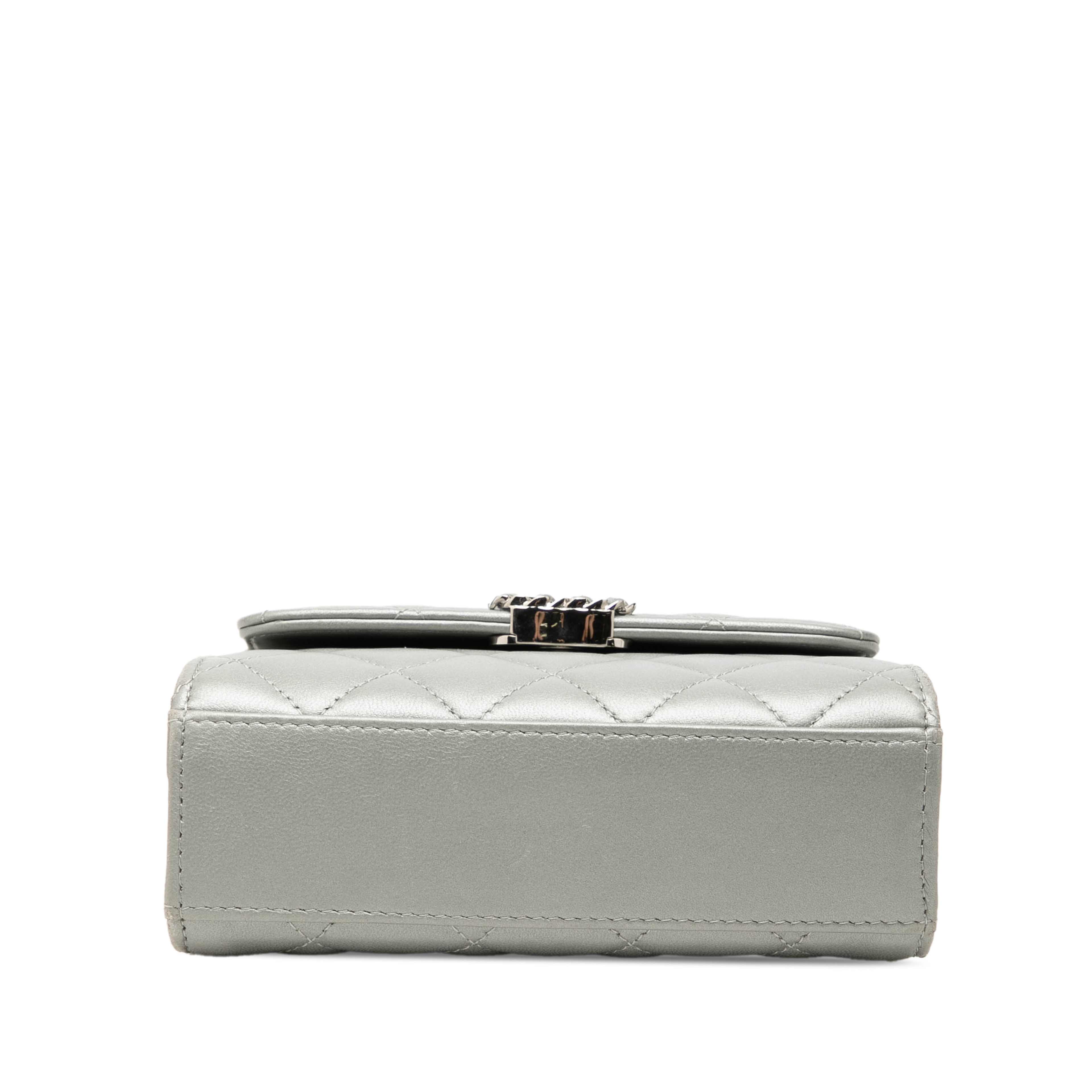 Chanel Mini Cc Metallic Lambskin Top Handle Clutch With Chain, från Luxclusif, i färgen silver. Klicka för att öppna bilden i stort format