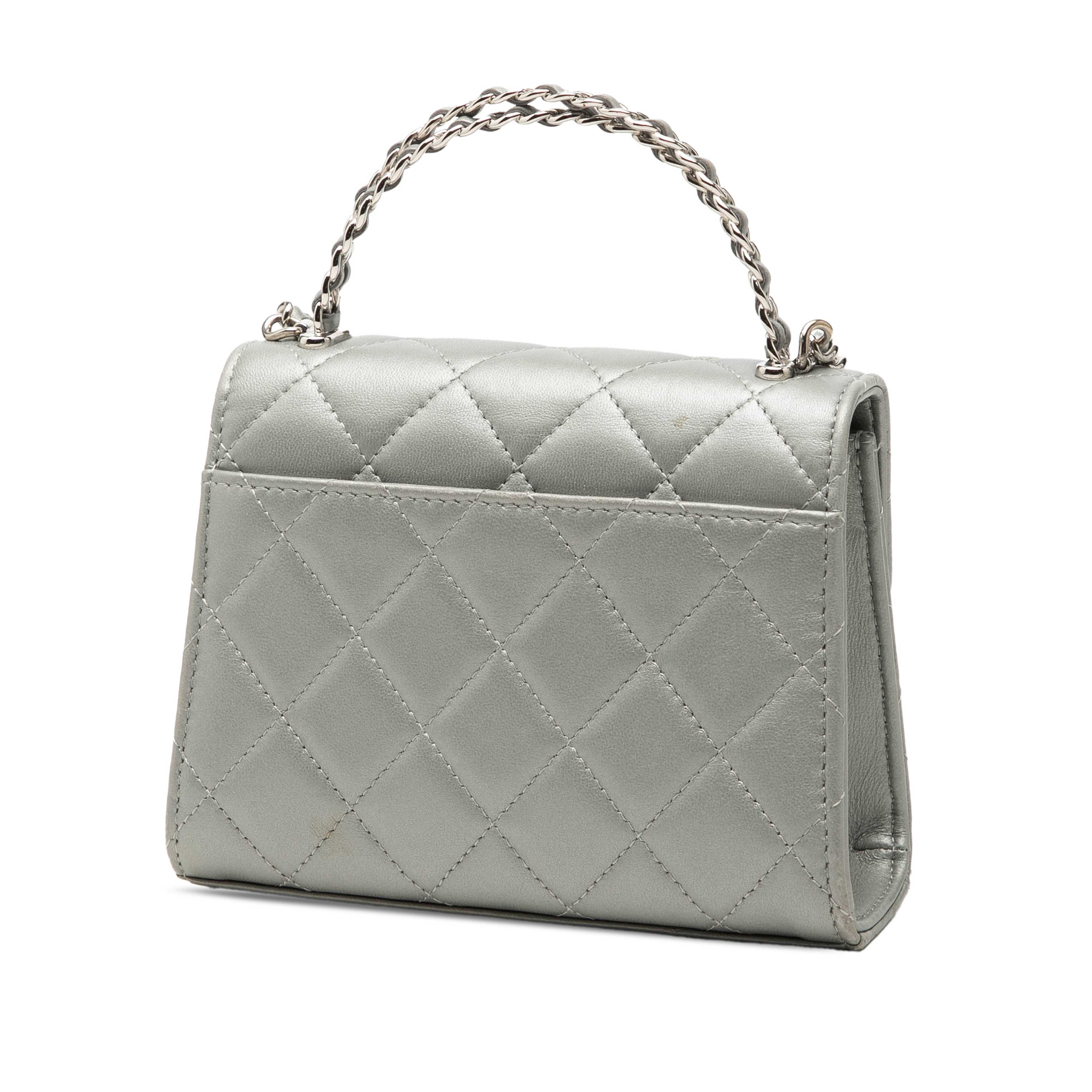 Chanel Mini Cc Metallic Lambskin Top Handle Clutch With Chain, från Luxclusif, i färgen silver. Klicka för att öppna bilden i stort format