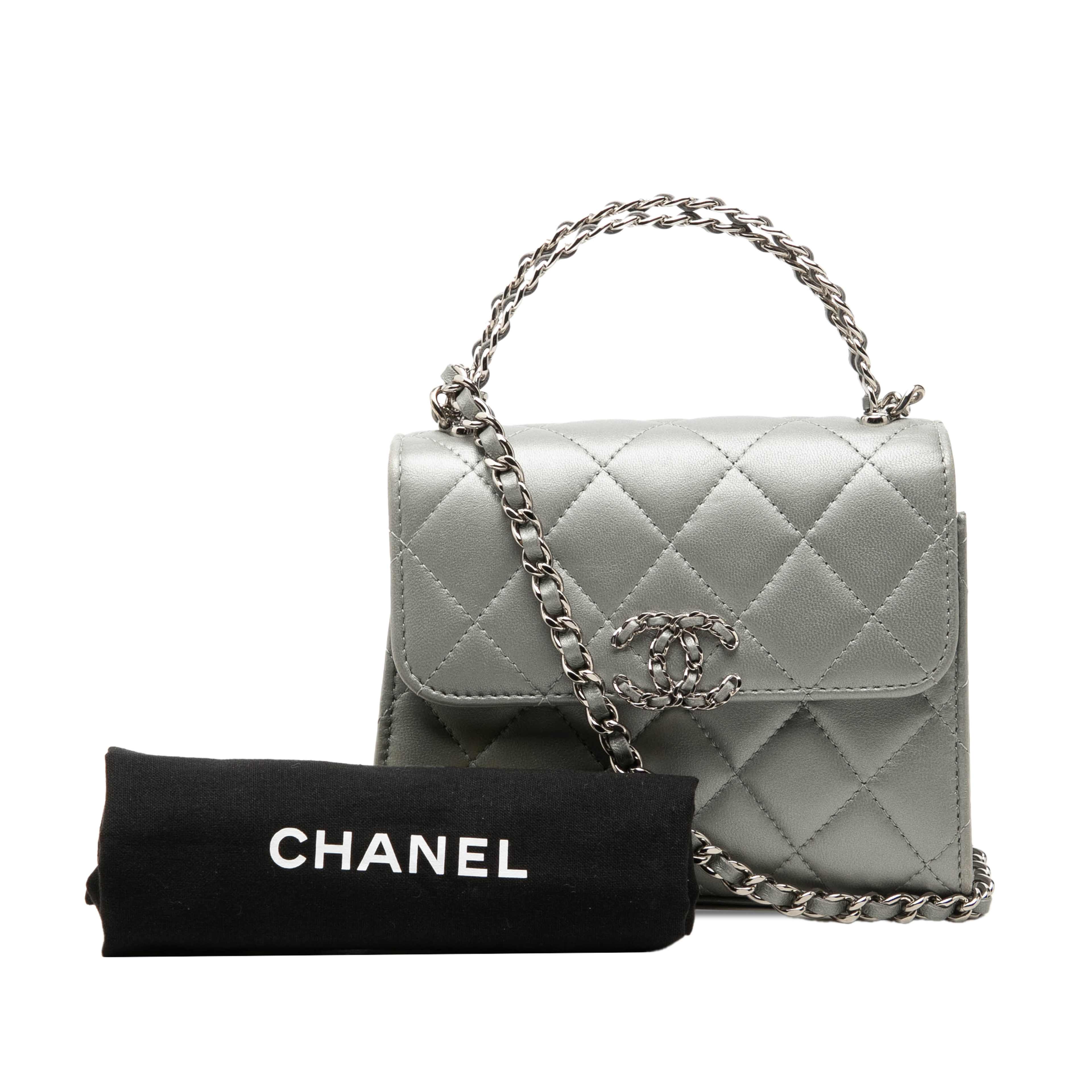 Chanel Mini Cc Metallic Lambskin Top Handle Clutch With Chain, från Luxclusif, i färgen silver. Klicka för att öppna bilden i stort format