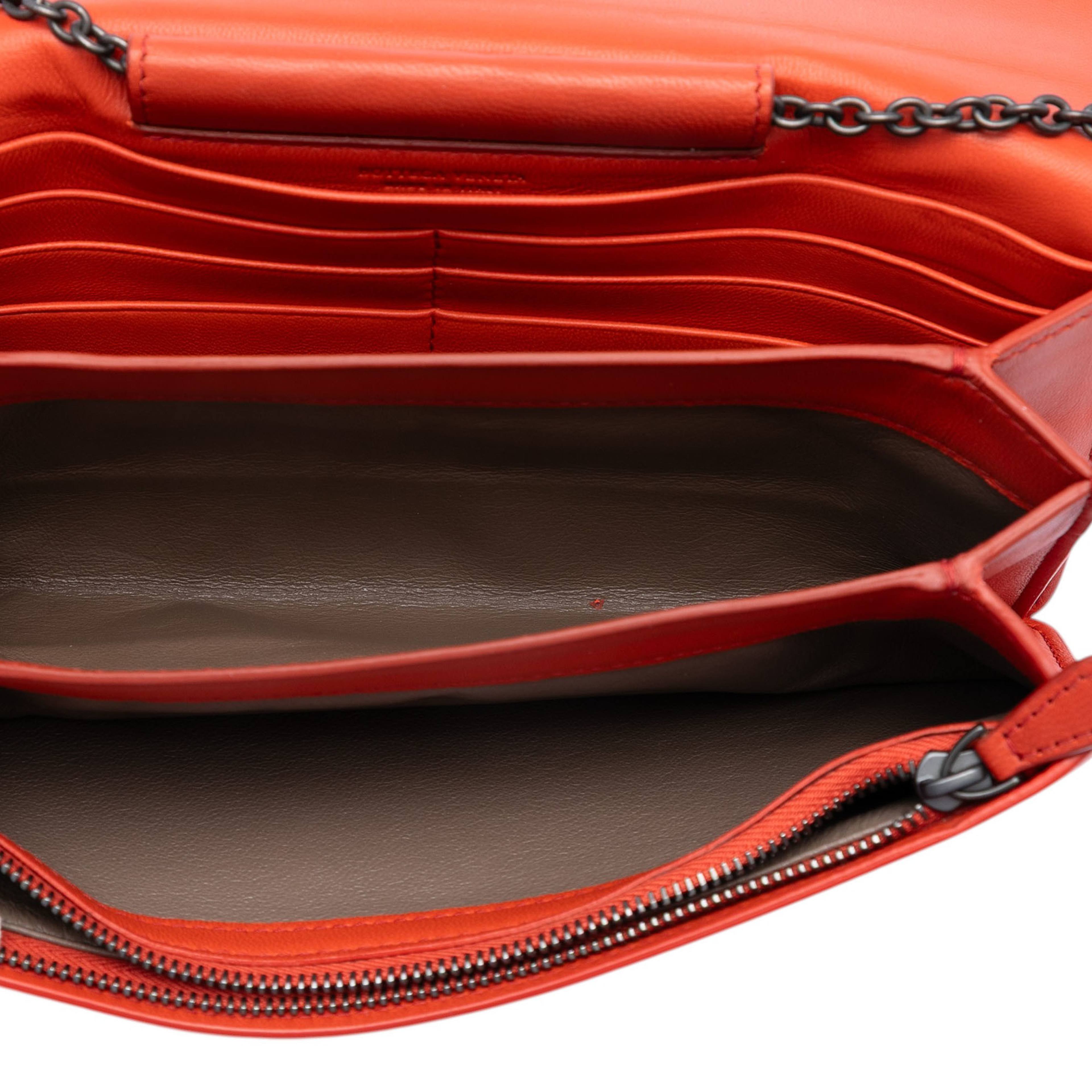 Bottega Veneta Nappa Intrecciato Continental Wallet On Chain, från Luxclusif, i färgen red orange. Klicka för att öppna bilden i stort format