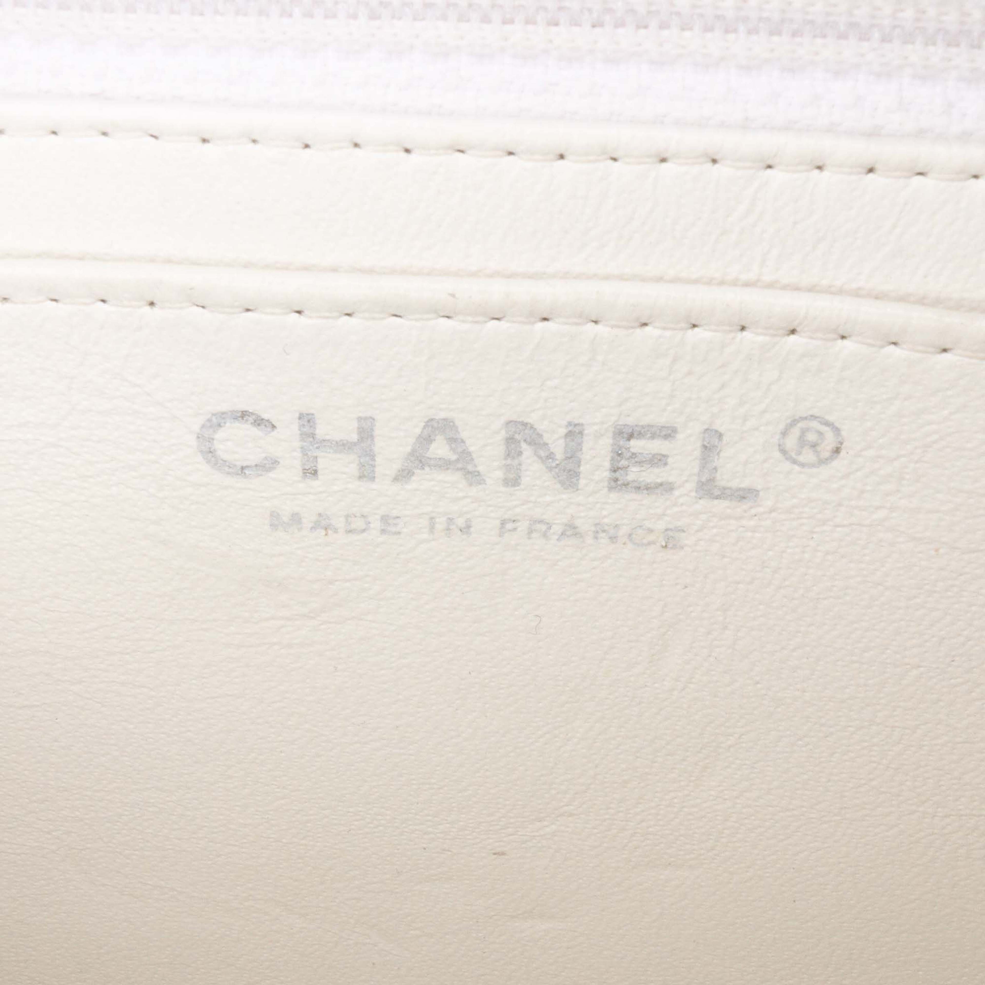 Chanel Jumbo Classic Caviar Double Flap, från Luxclusif, i färgen off white. Klicka för att öppna bilden i stort format
