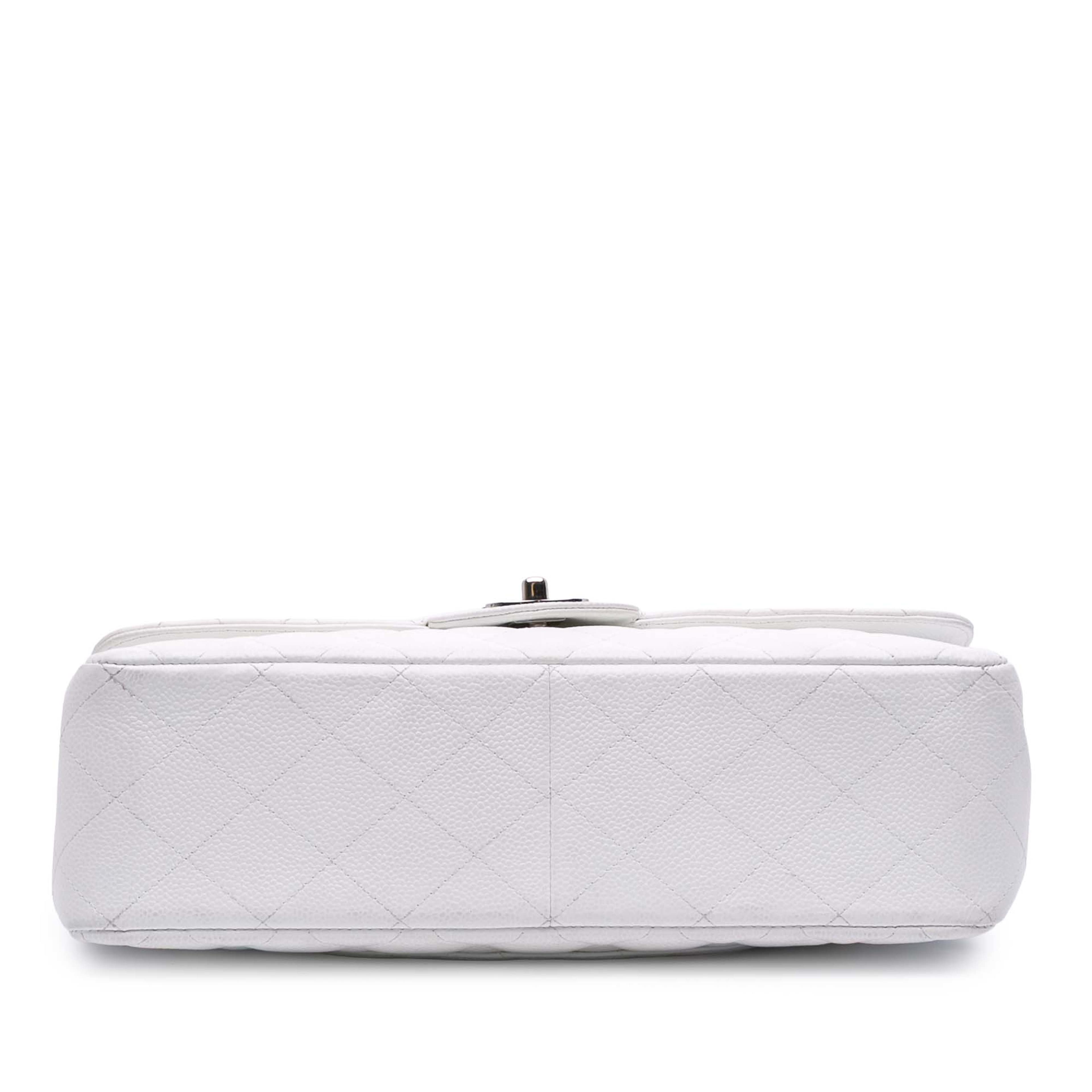 Chanel Jumbo Classic Caviar Double Flap, från Luxclusif, i färgen off white. Klicka för att öppna bilden i stort format