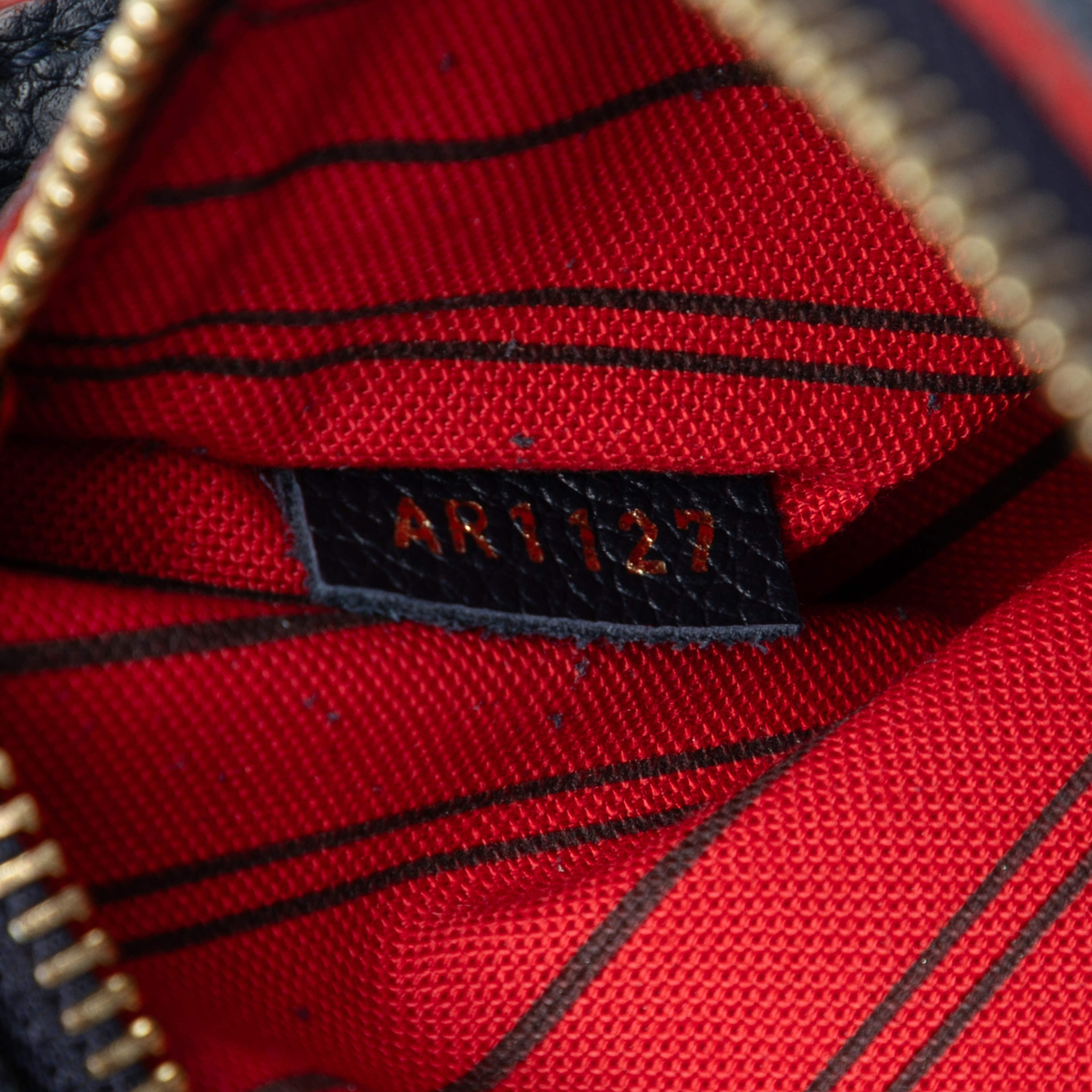Louis Vuitton Monogram Empreinte Pochette Metis, från Luxclusif, i färgen blå. Klicka för att öppna bilden i stort format