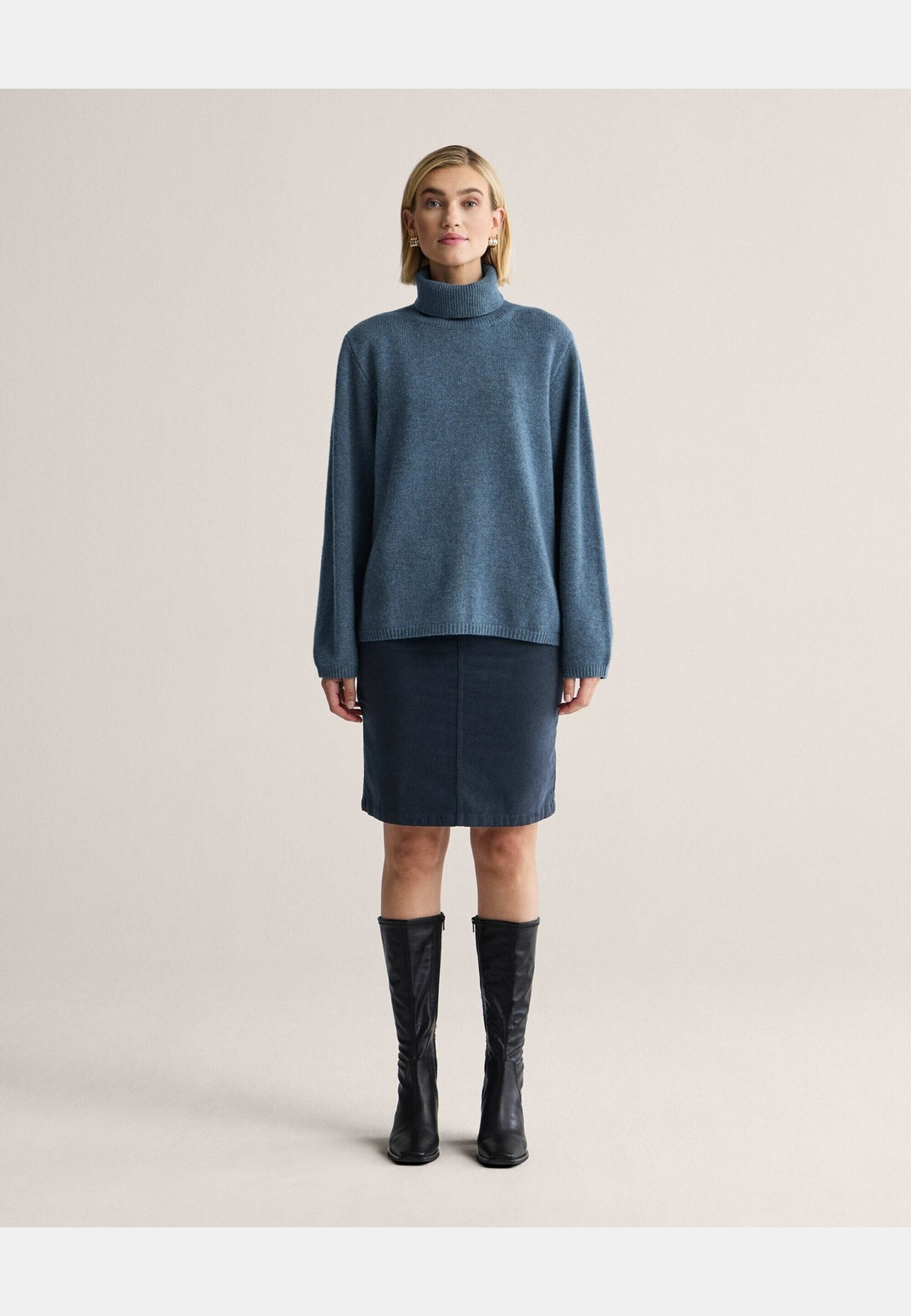 Polotröja Alva, från Newhouse, i färgen blå. Klicka för att öppna bilden i stort format