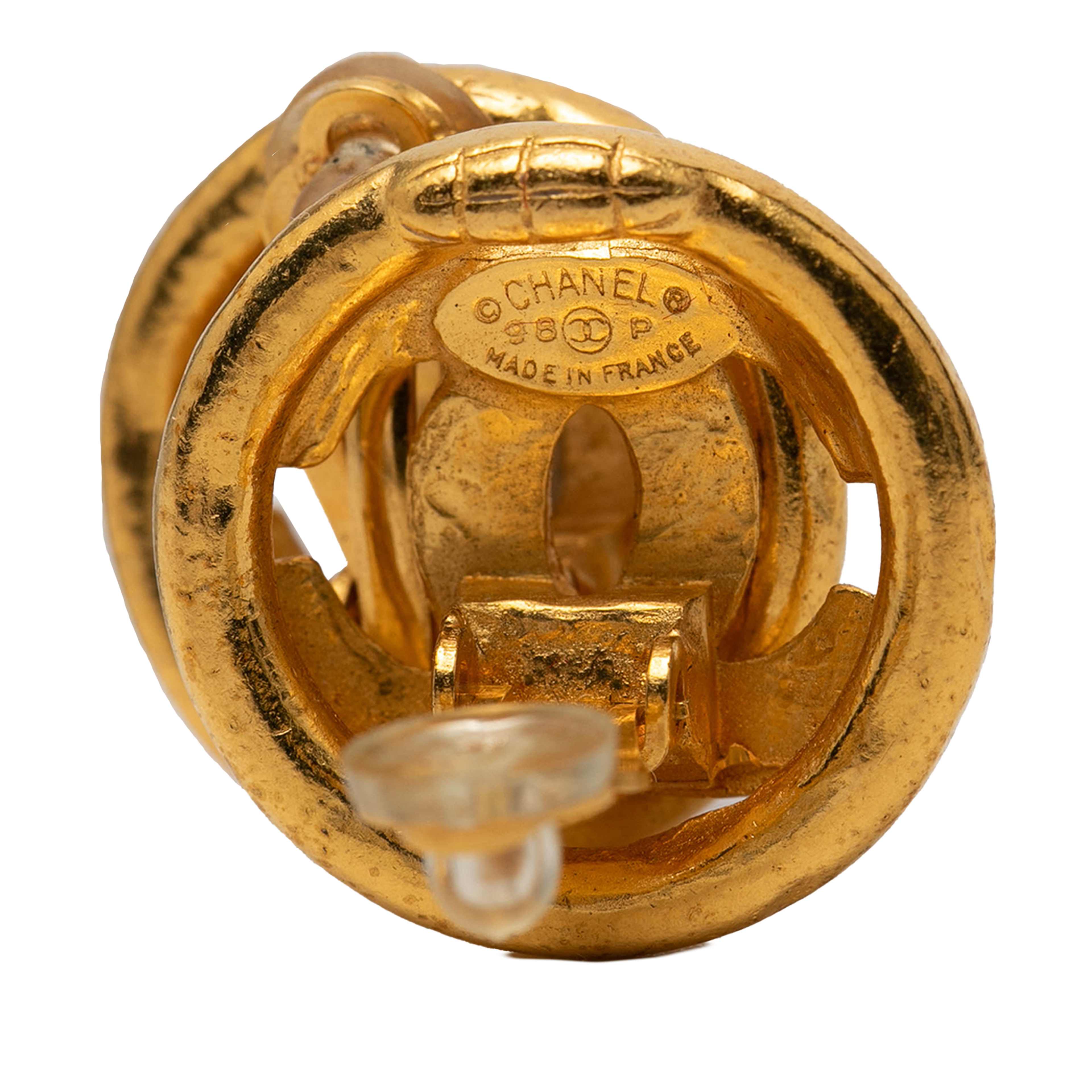 Chanel Cc Gold Plated Round Clip On Earrings, från Luxclusif, i färgen guld. Klicka för att öppna bilden i stort format