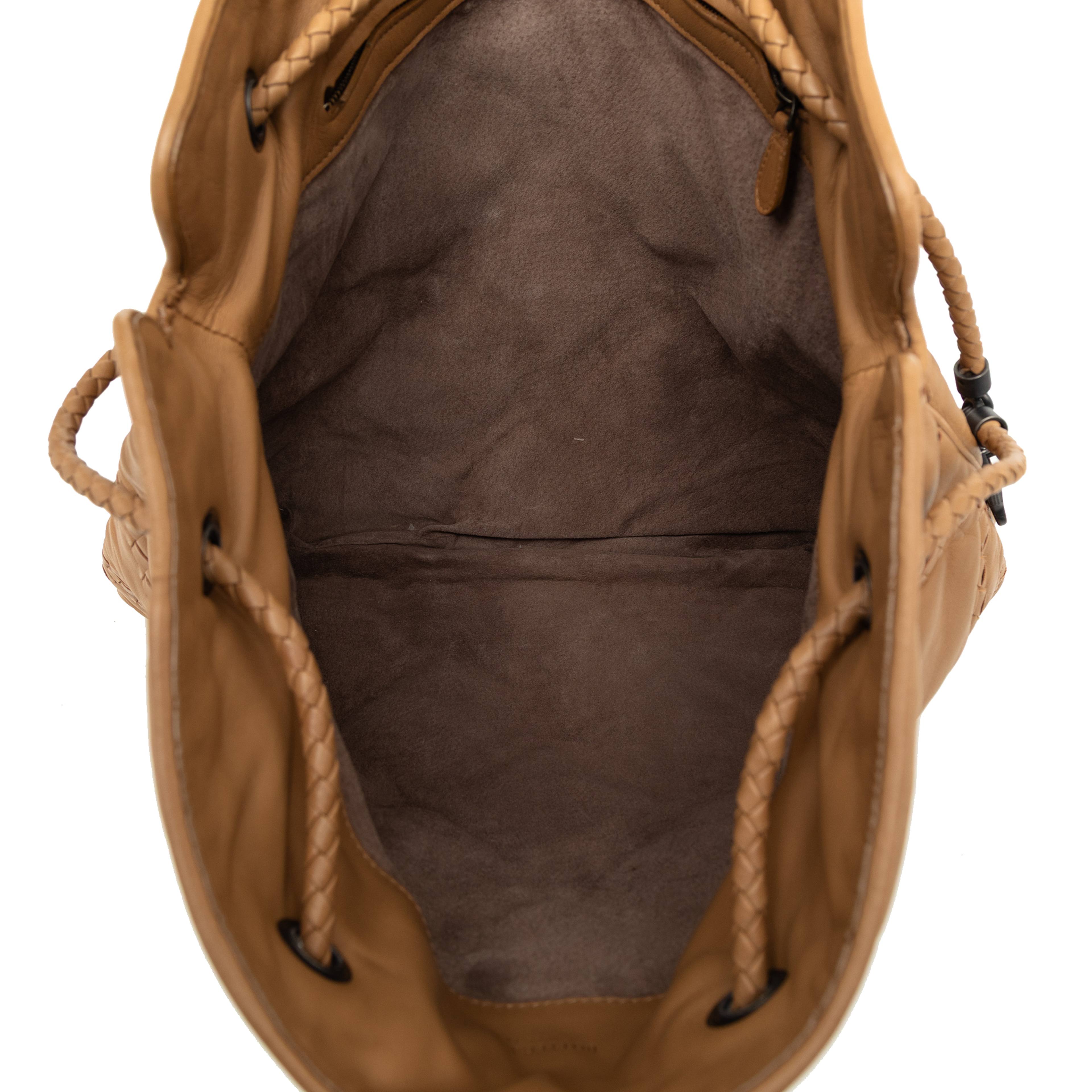 Bottega Veneta Intrecciato Trimmed Leather Croisette Drawstring Tote, från Luxclusif, i färgen brown. Klicka för att öppna bilden i stort format