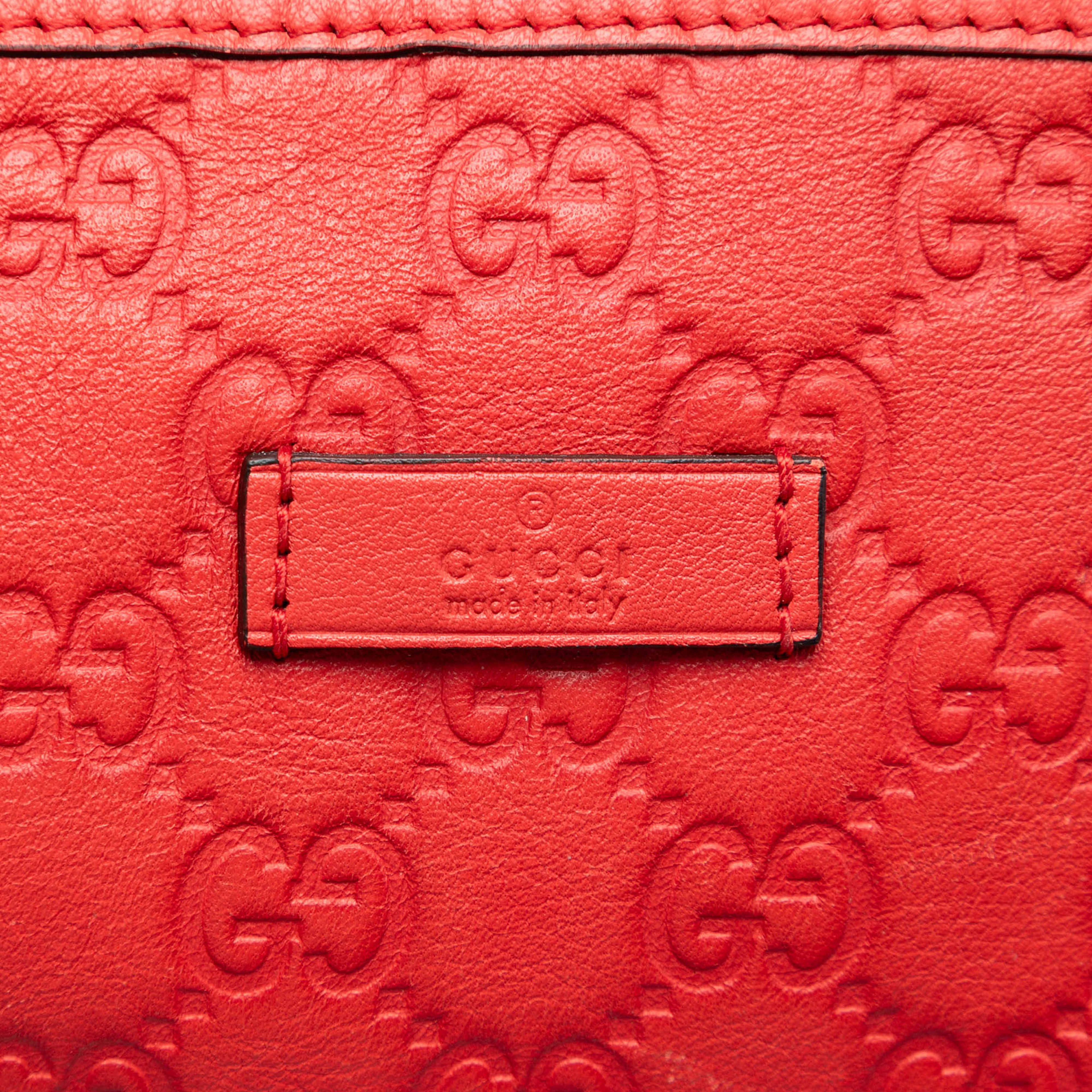Gucci Medium Guccissima Joy Boston Bag, från Luxclusif, i färgen red. Klicka för att öppna bilden i stort format