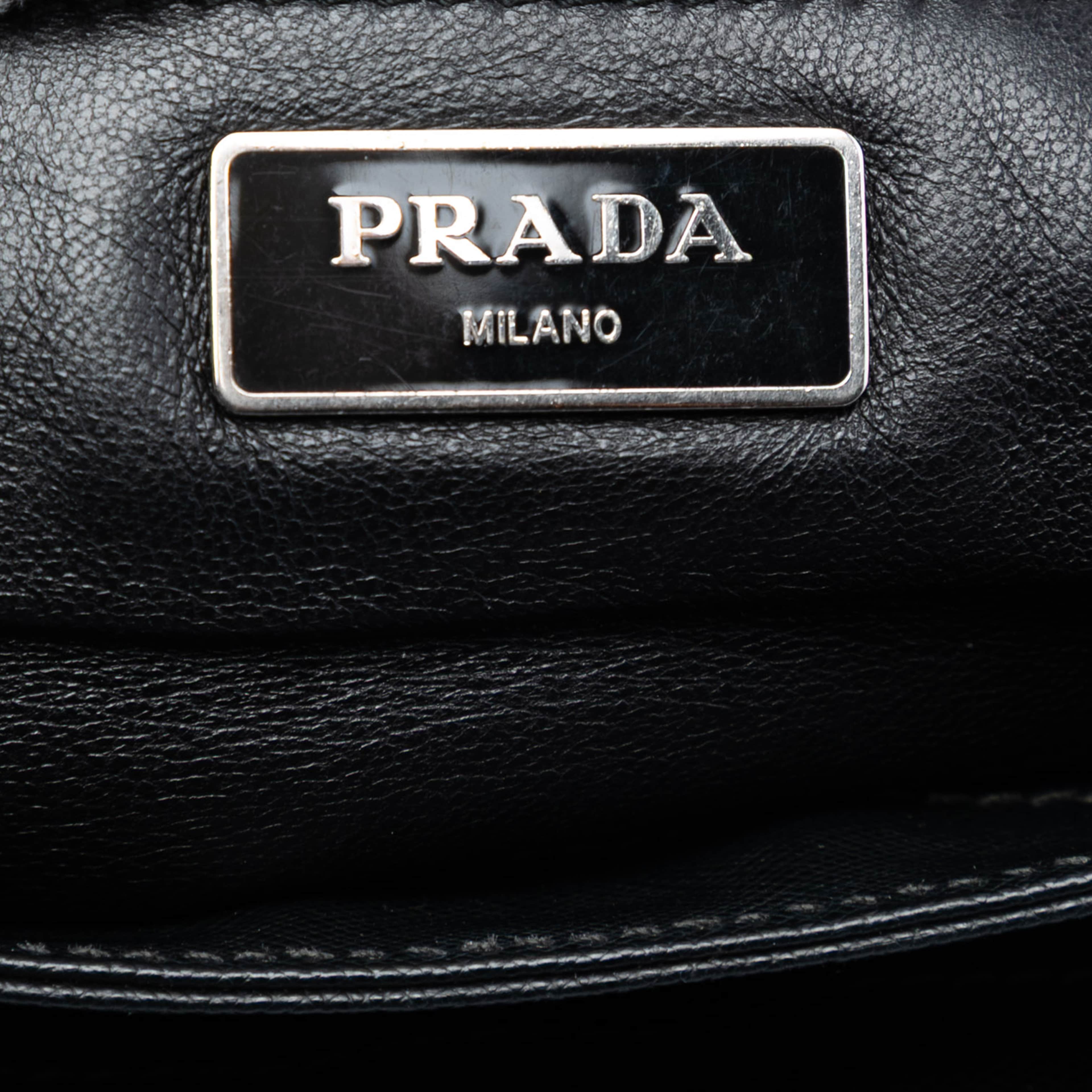 Prada Saffiano Lux And Tessuto Chain Crossbody, från Luxclusif, i färgen black. Klicka för att öppna bilden i stort format