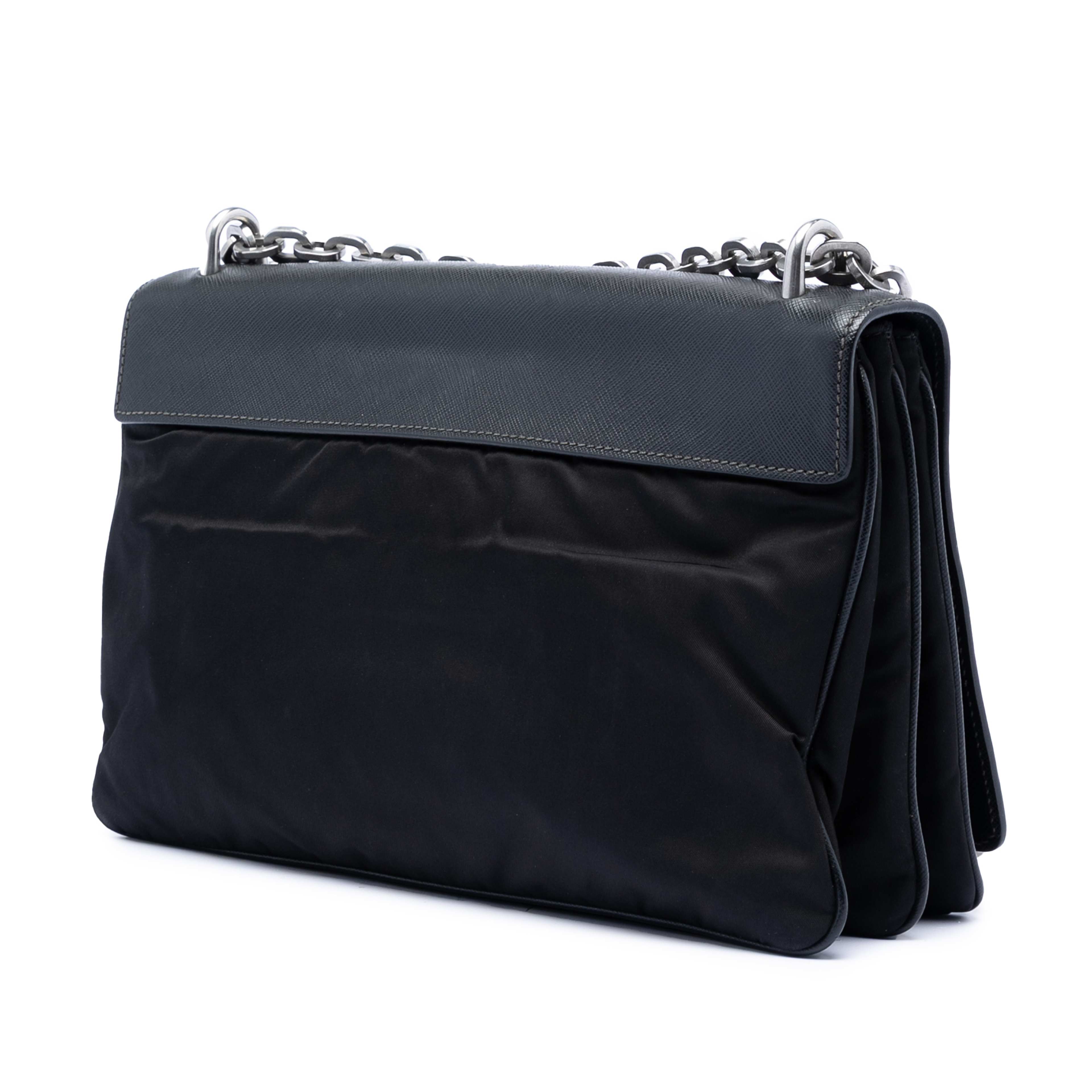 Prada Saffiano Lux And Tessuto Chain Crossbody, från Luxclusif, i färgen black. Klicka för att öppna bilden i stort format