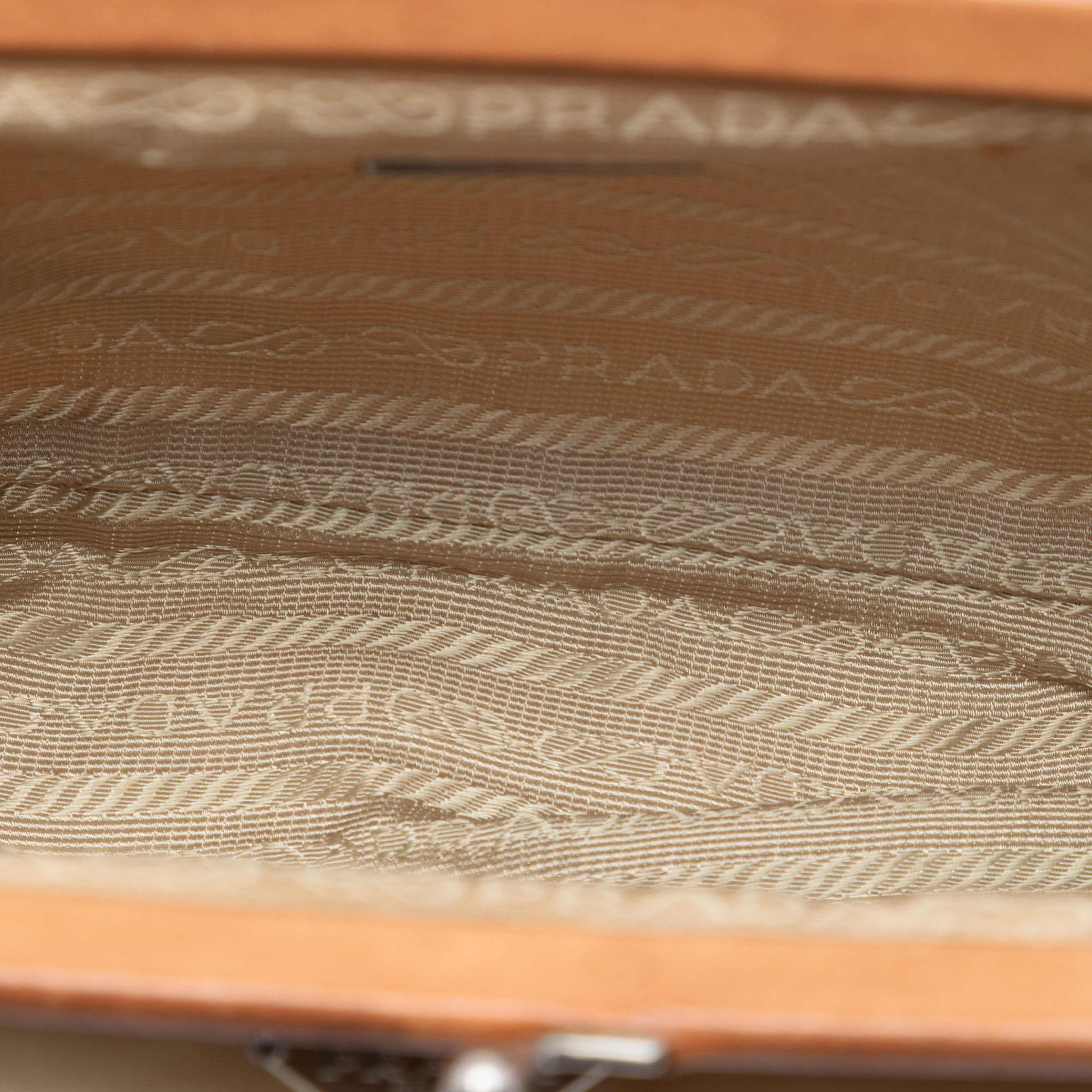 Prada Leather Trimmed Tessuto Kisslock Frame Pochette, från Luxclusif, i färgen beige. Klicka för att öppna bilden i stort format
