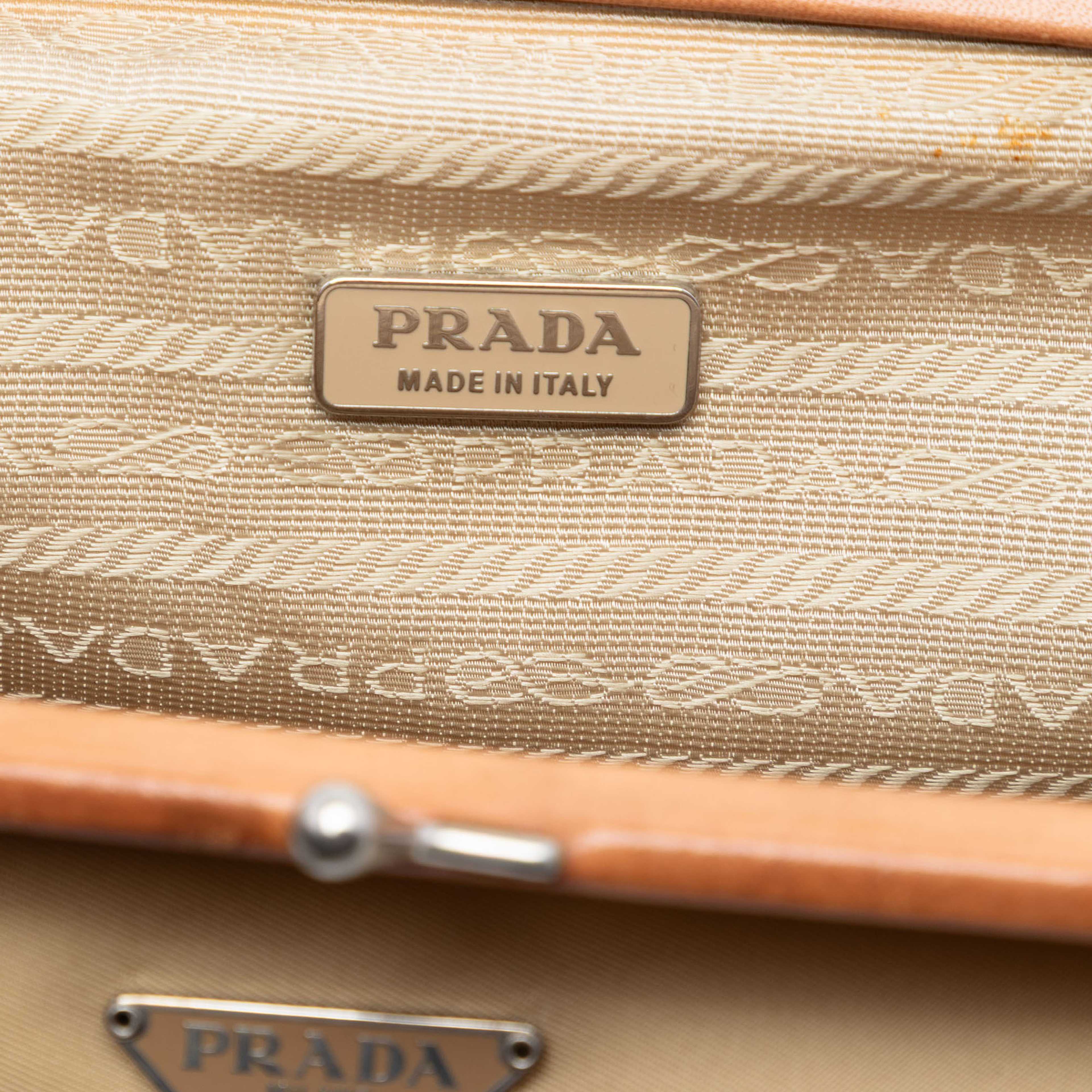 Prada Leather Trimmed Tessuto Kisslock Frame Pochette, från Luxclusif, i färgen beige. Klicka för att öppna bilden i stort format