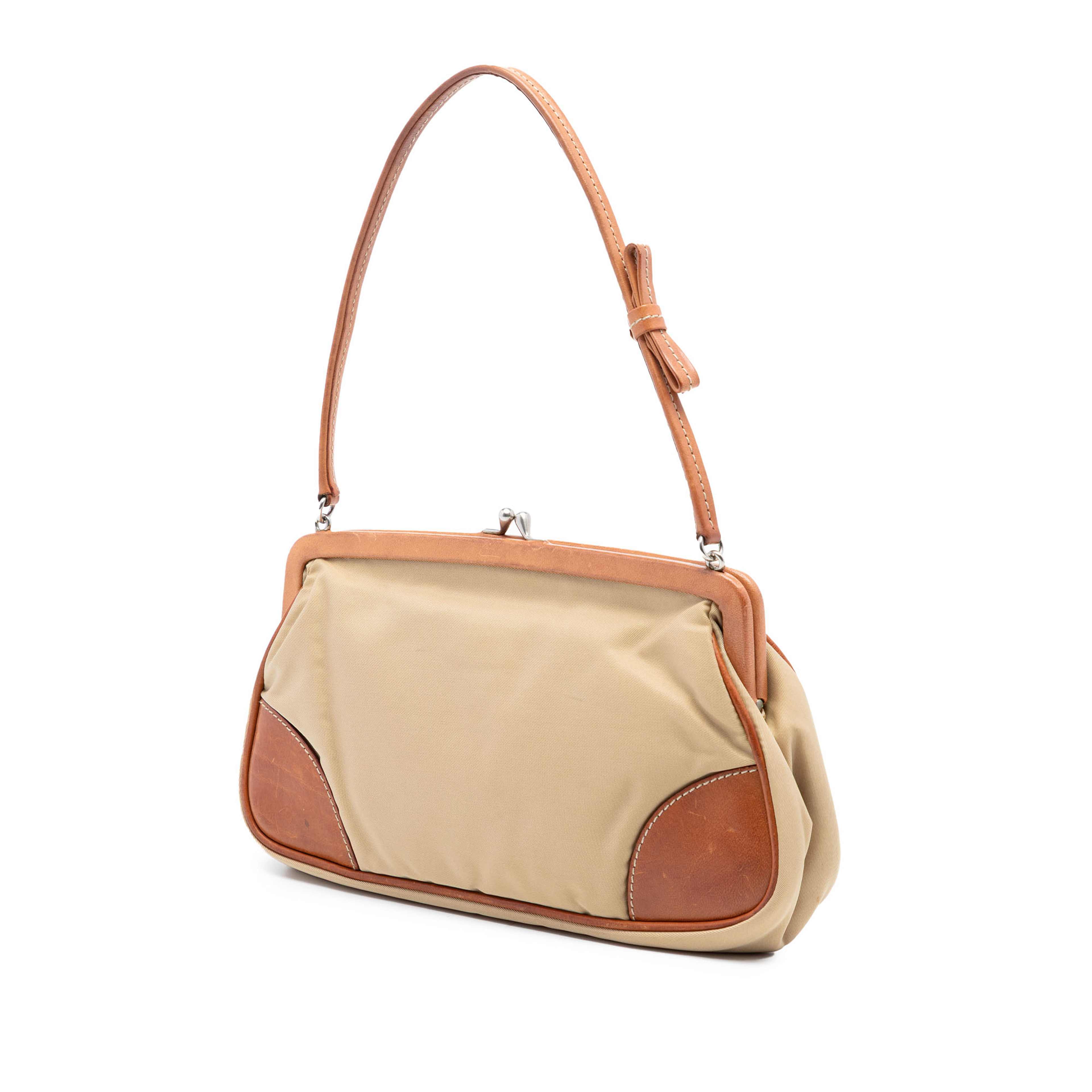 Prada Leather Trimmed Tessuto Kisslock Frame Pochette, från Luxclusif, i färgen beige. Klicka för att öppna bilden i stort format