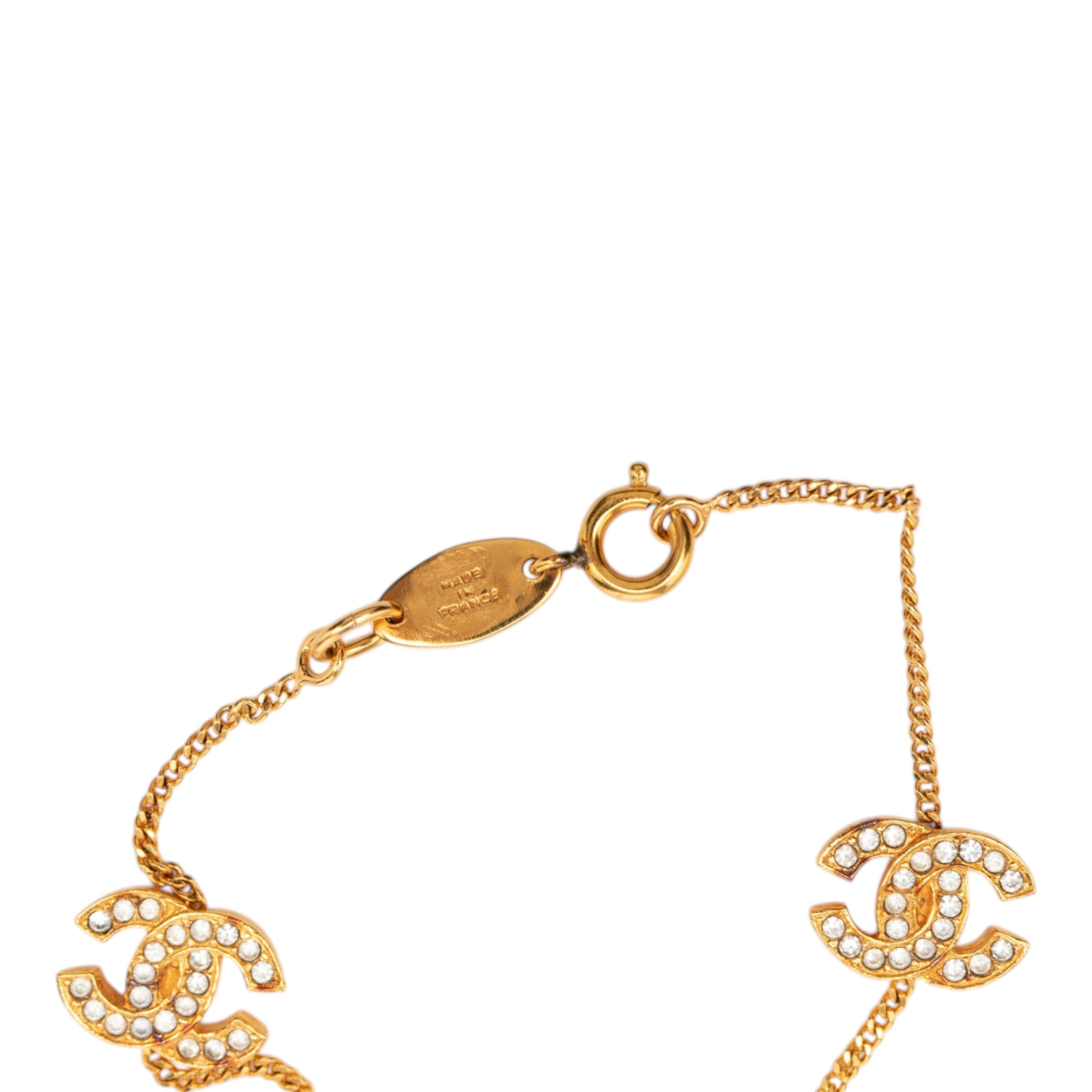 Chanel Cc Gold Plated Rhinestone Bracelet, från Luxclusif, i färgen gold. Klicka för att öppna bilden i stort format