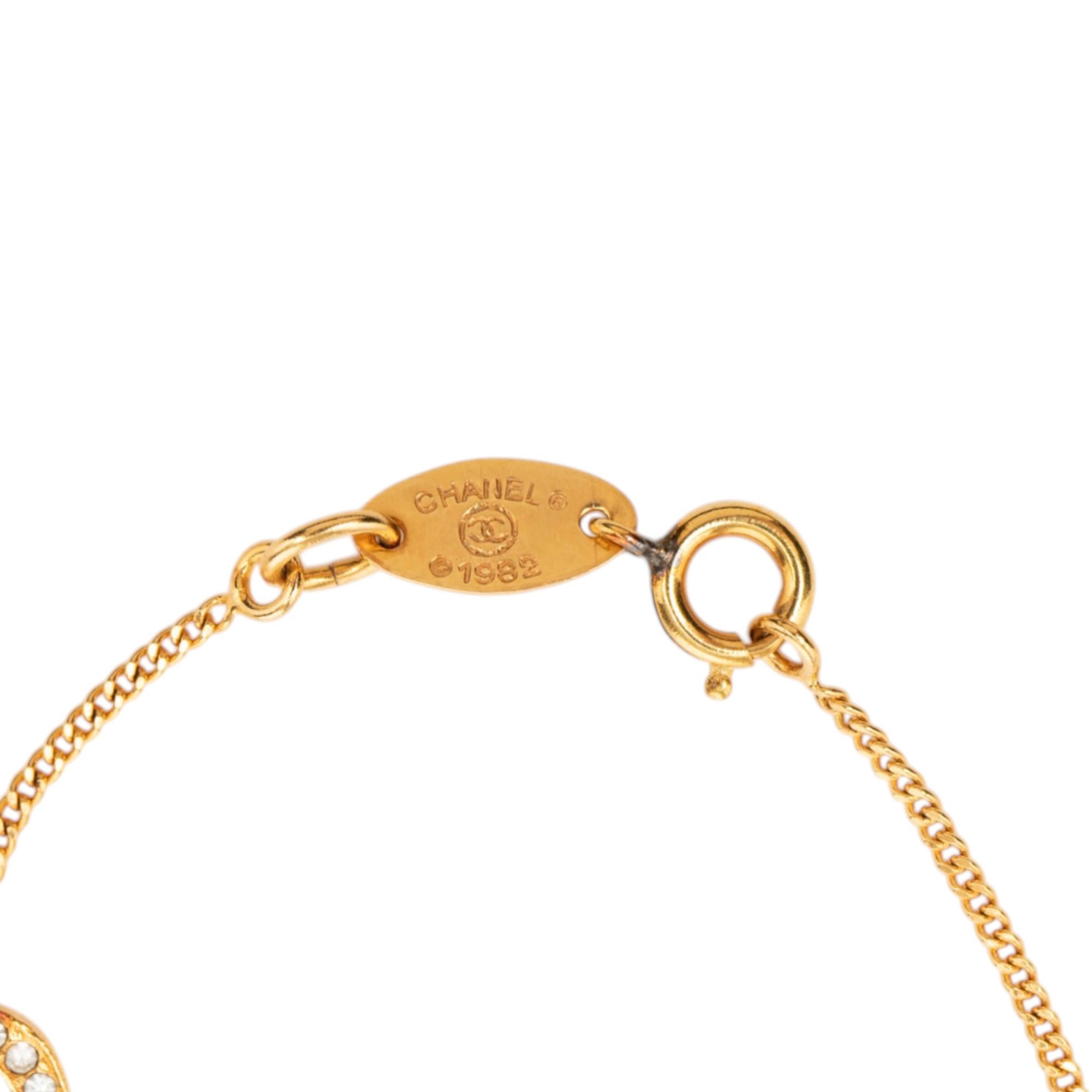 Chanel Cc Gold Plated Rhinestone Bracelet, från Luxclusif, i färgen gold. Klicka för att öppna bilden i stort format