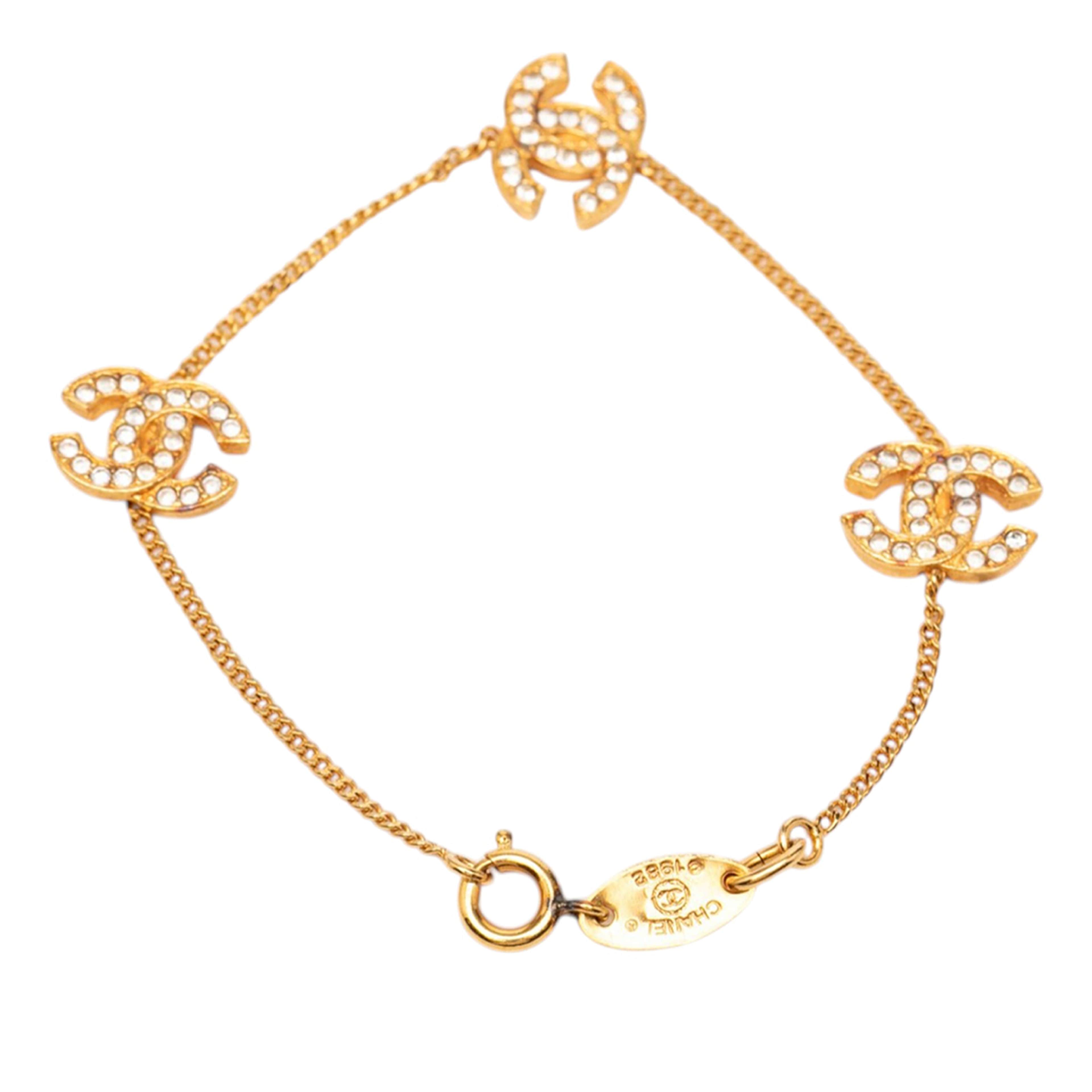 Chanel Cc Gold Plated Rhinestone Bracelet, från Luxclusif, i färgen gold. Klicka för att öppna bilden i stort format