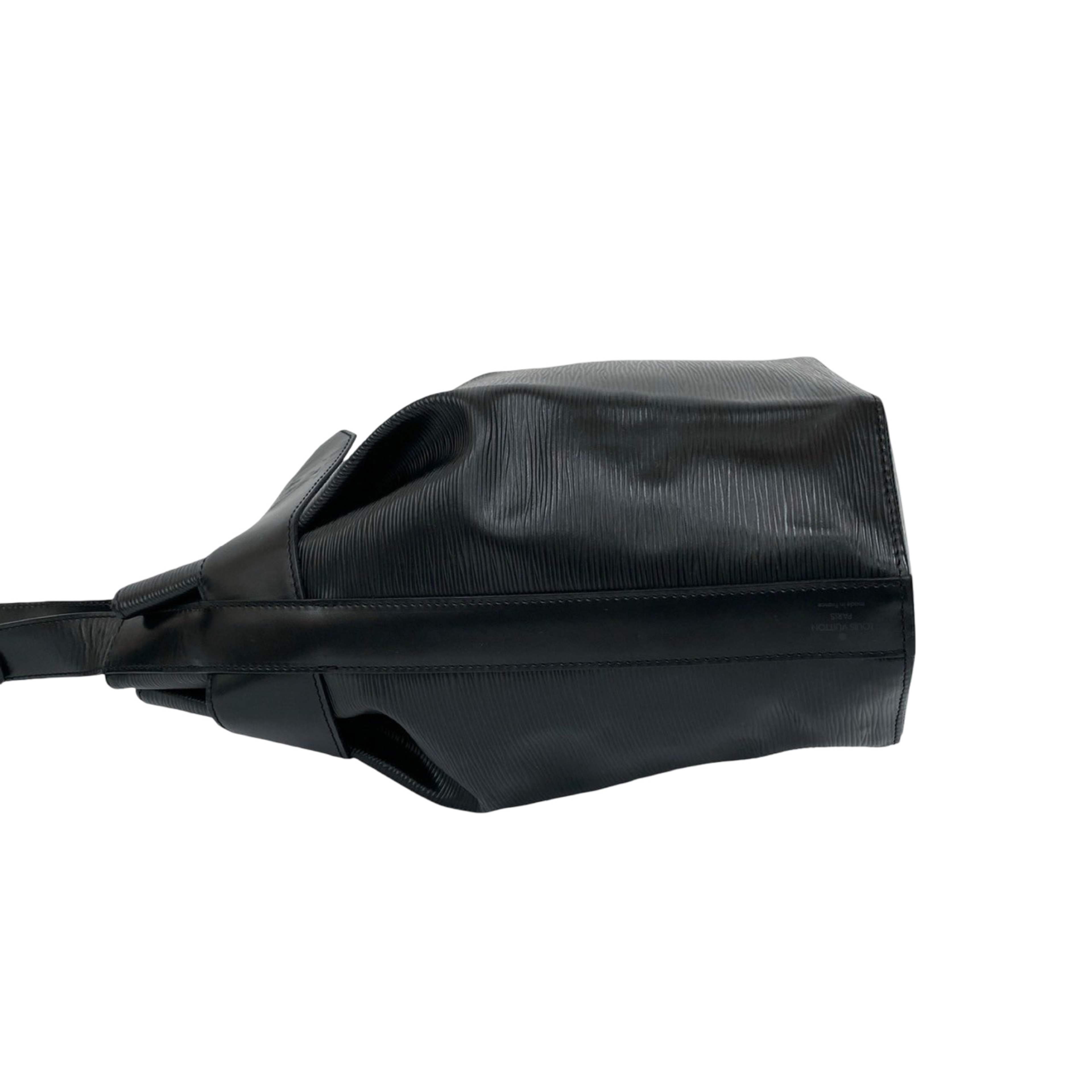 Louis Vuitton Epi Sac D Epaule Gm, från Luxclusif, i färgen black. Klicka för att öppna bilden i stort format