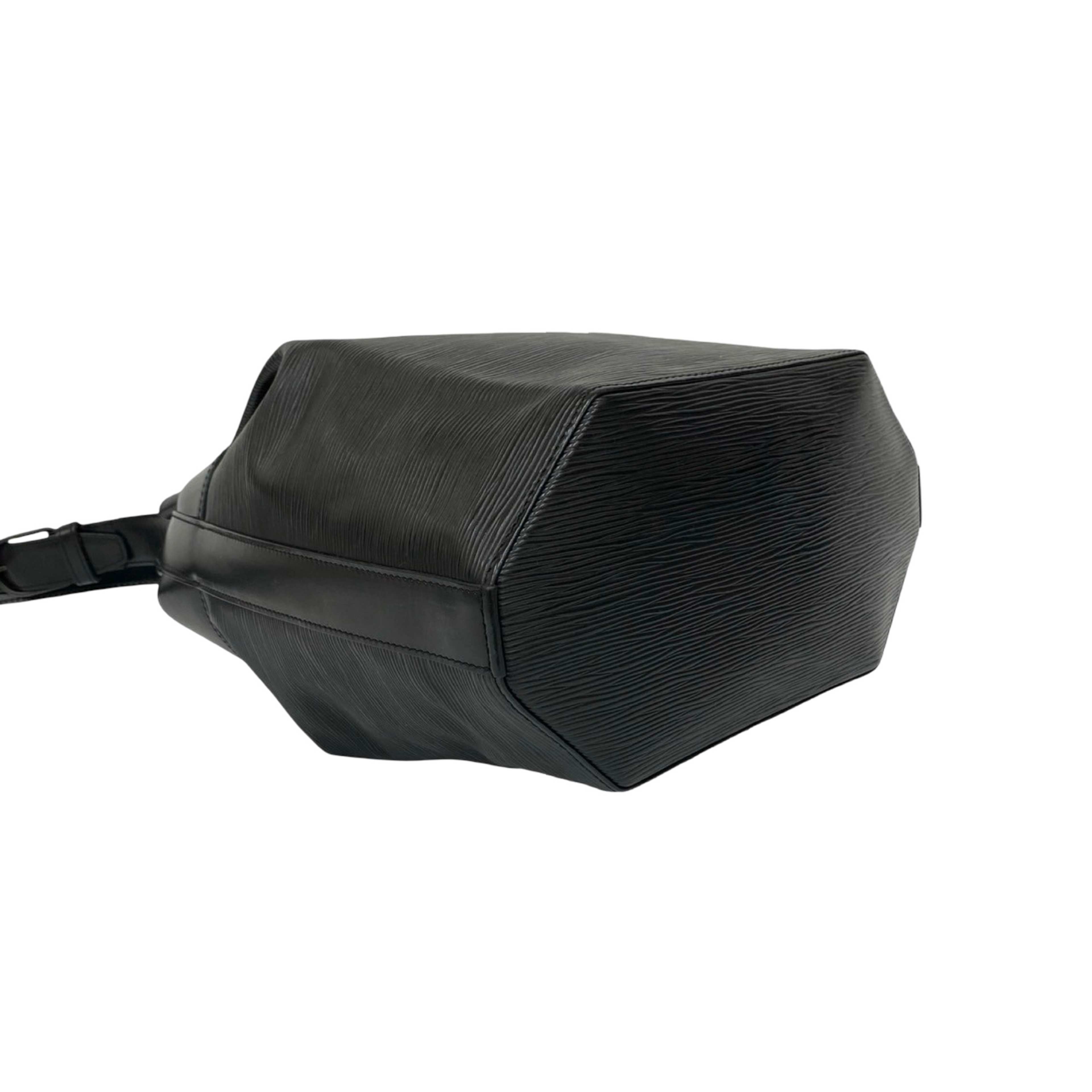 Louis Vuitton Epi Sac D Epaule Gm, från Luxclusif, i färgen black. Klicka för att öppna bilden i stort format