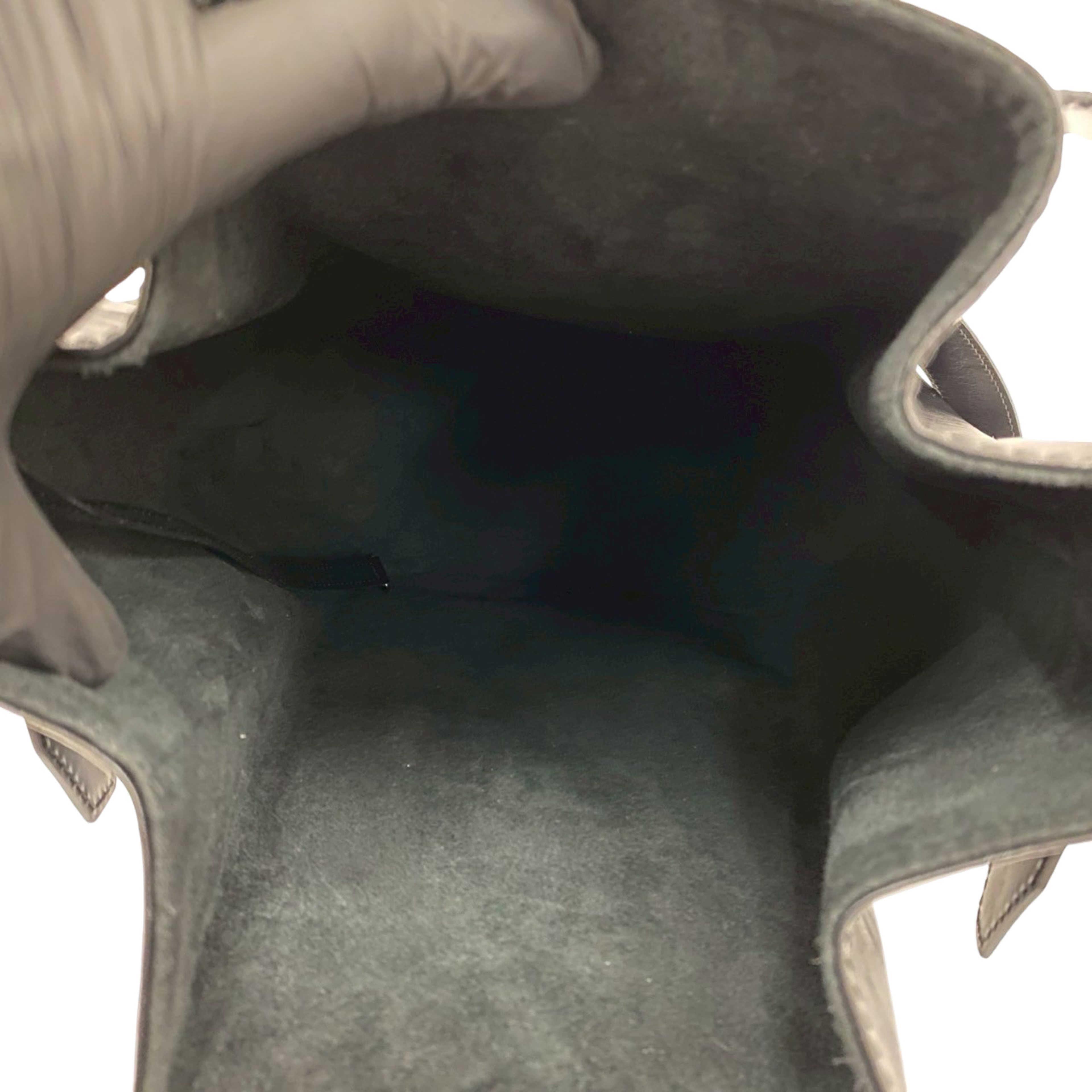 Louis Vuitton Epi Sac D Epaule Gm, från Luxclusif, i färgen black. Klicka för att öppna bilden i stort format