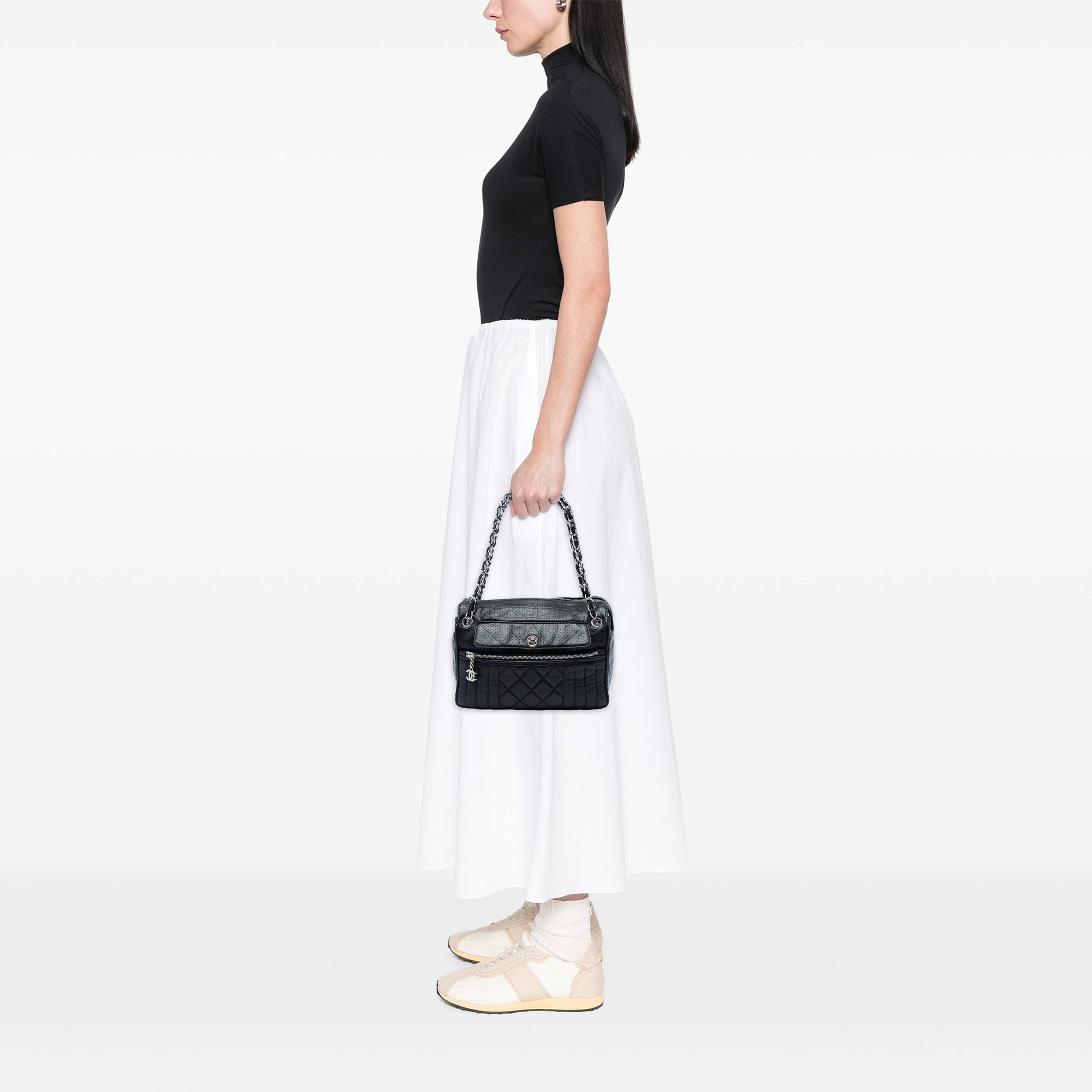 Chanel Perforated Calfskin 50s Shoulder Bag, från Luxclusif, i färgen svart. Klicka för att öppna bilden i stort format