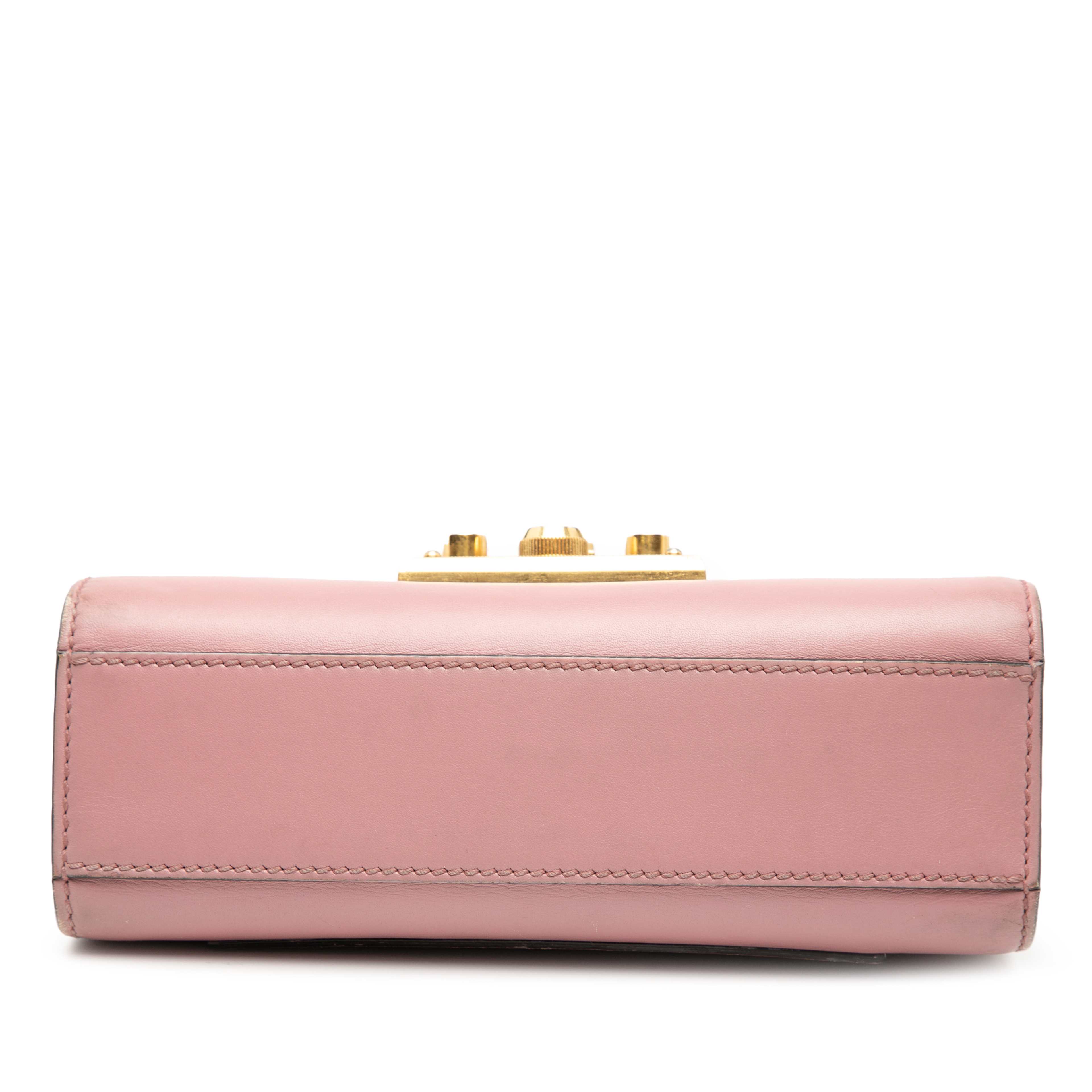 Gucci Small Leather Padlock Crossbody, från Luxclusif, i färgen pink. Klicka för att öppna bilden i stort format