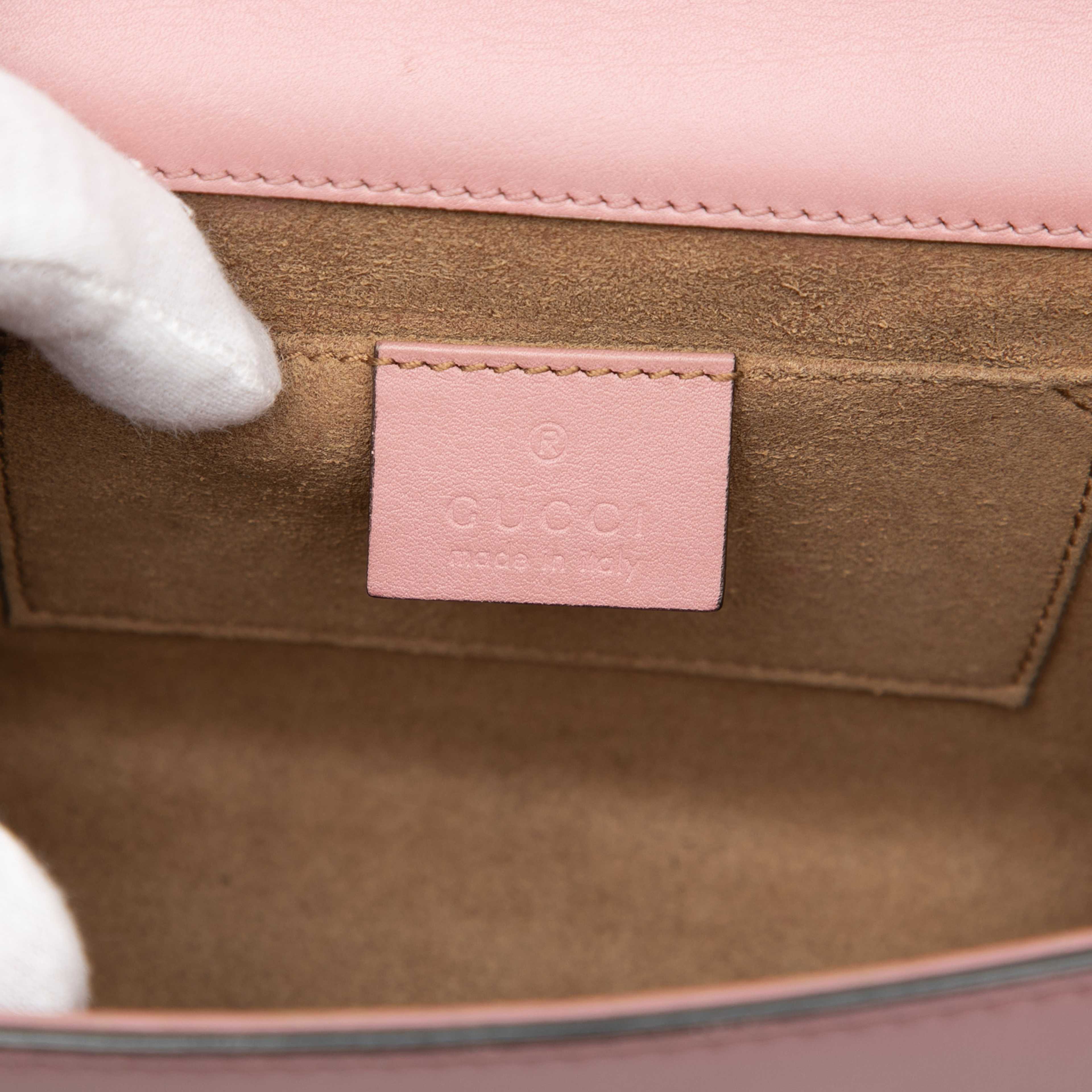 Gucci Small Leather Padlock Crossbody, från Luxclusif, i färgen pink. Klicka för att öppna bilden i stort format