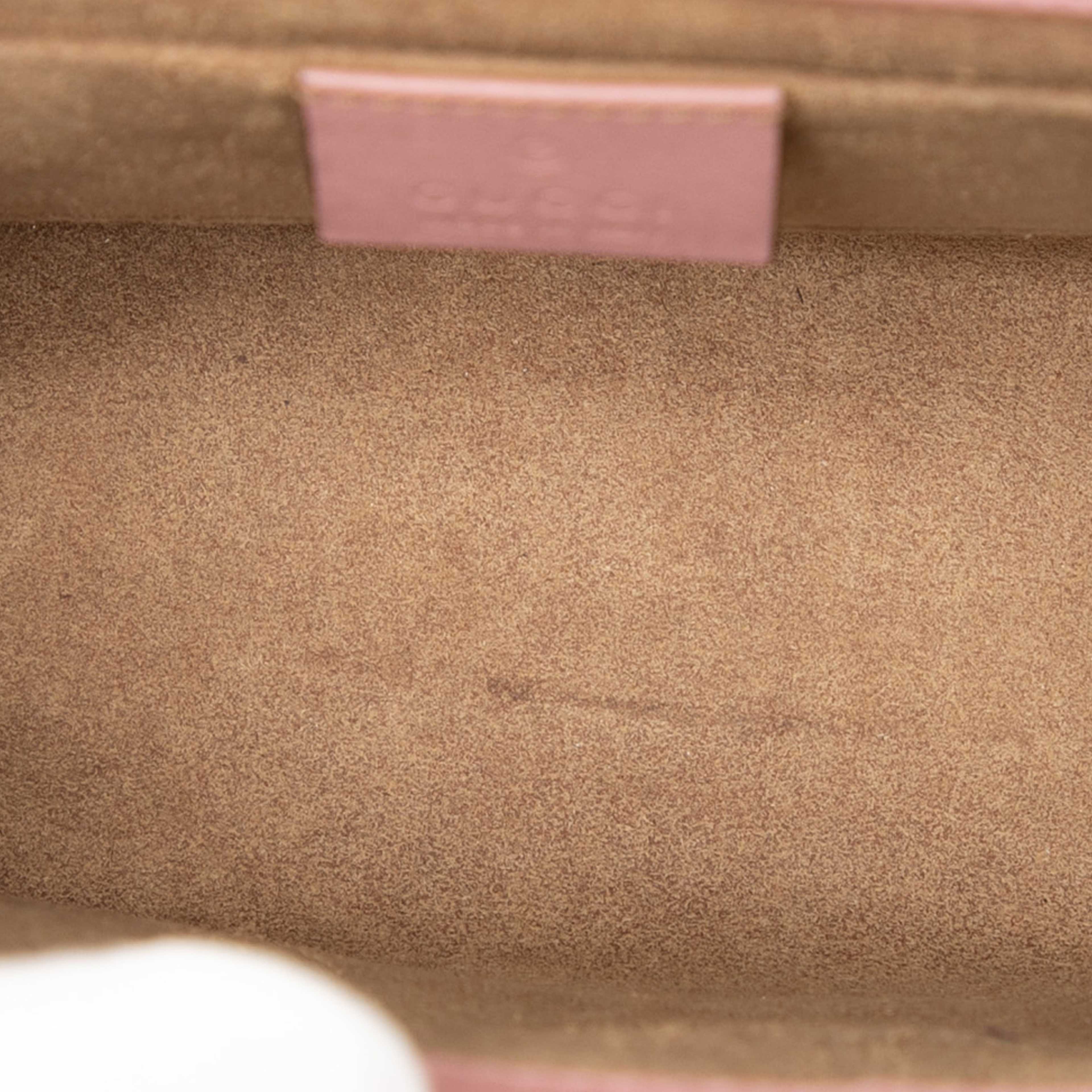 Gucci Small Leather Padlock Crossbody, från Luxclusif, i färgen pink. Klicka för att öppna bilden i stort format