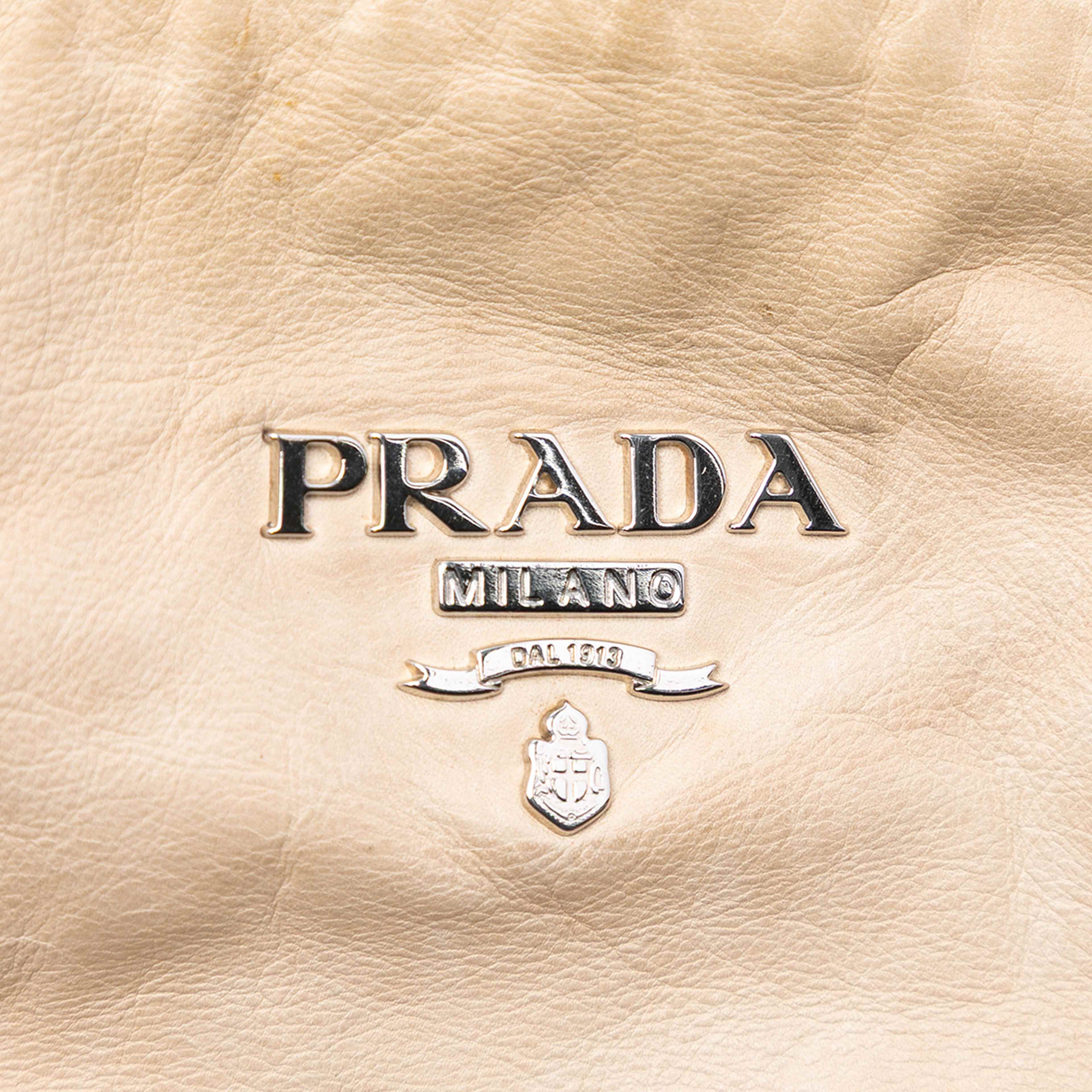 Prada Nappa New Look Tote, från Luxclusif, i färgen light beige. Klicka för att öppna bilden i stort format