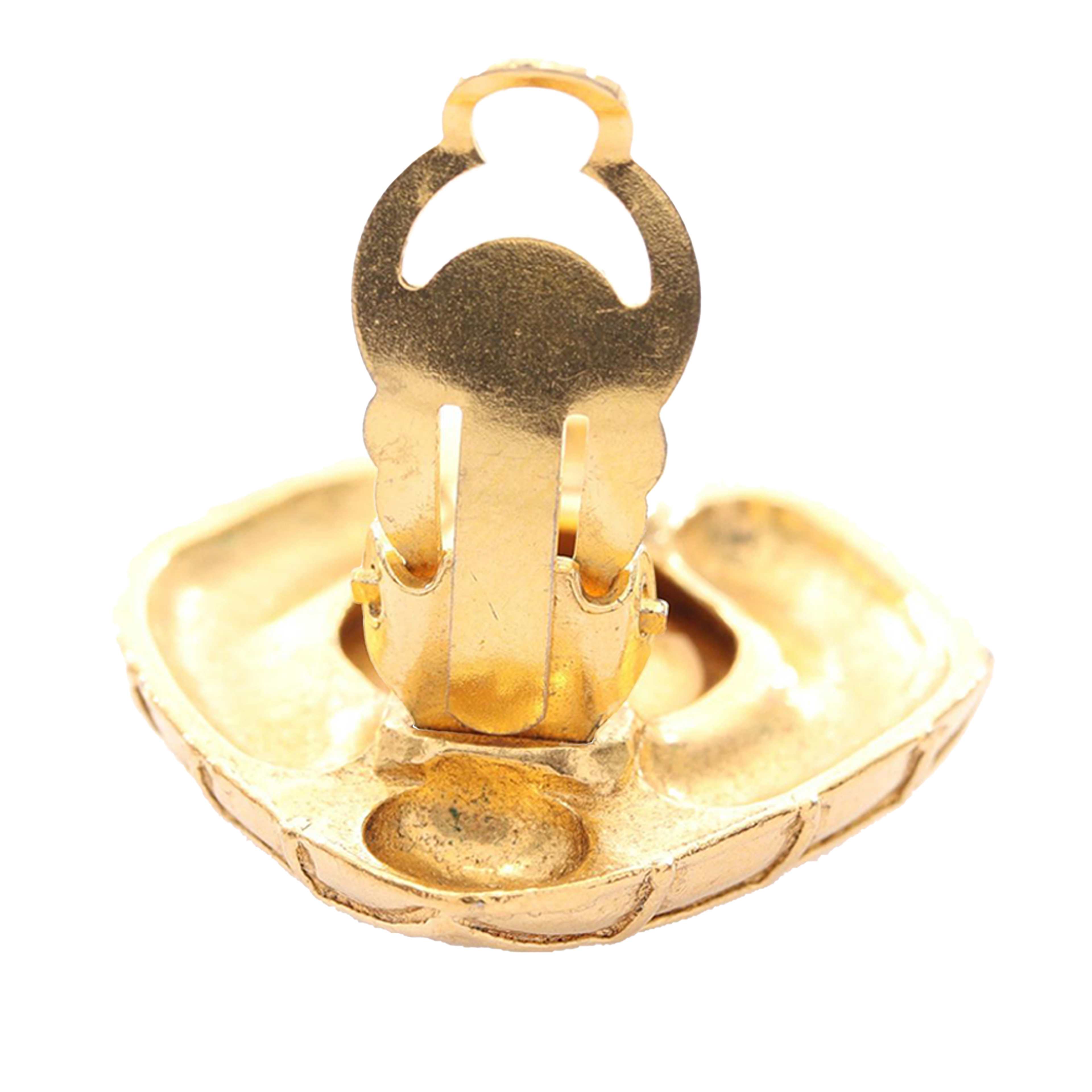 Chanel Cc Gold Plated Quilted Diamond Strass Clip On Earrings, från Luxclusif, i färgen gold. Klicka för att öppna bilden i stort format