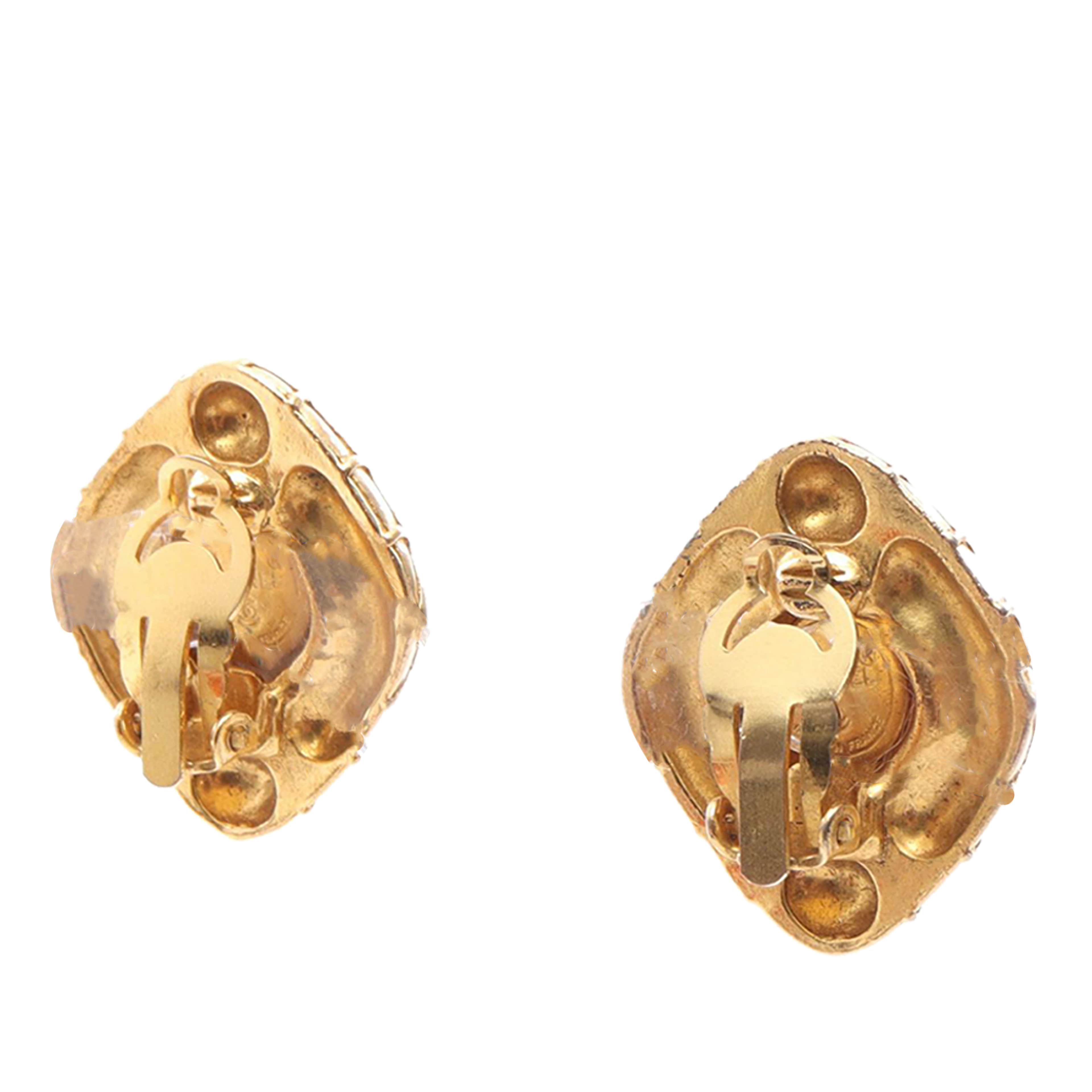 Chanel Cc Gold Plated Quilted Diamond Strass Clip On Earrings, från Luxclusif, i färgen gold. Klicka för att öppna bilden i stort format