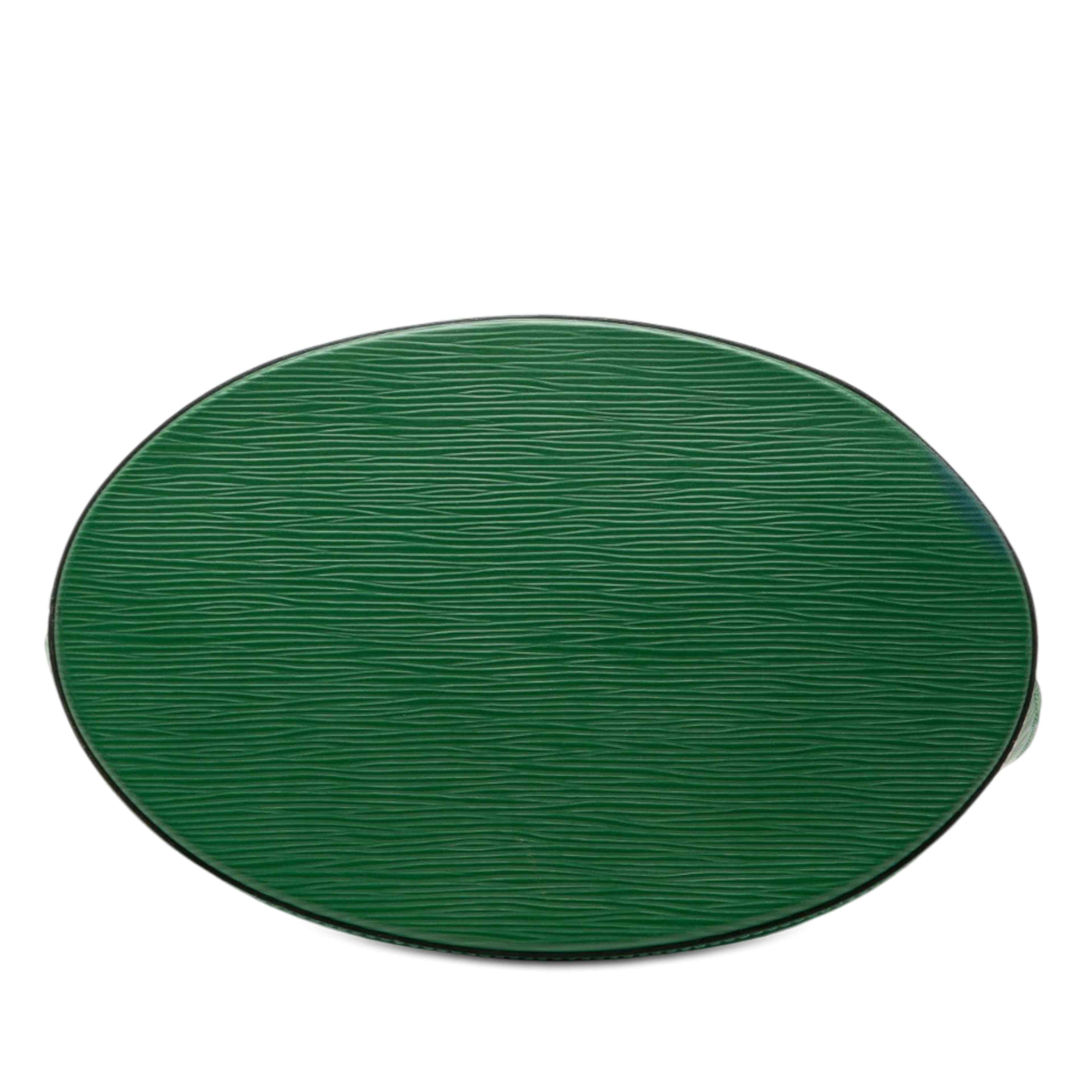 Louis Vuitton Epi Cluny, från Luxclusif, i färgen green. Klicka för att öppna bilden i stort format