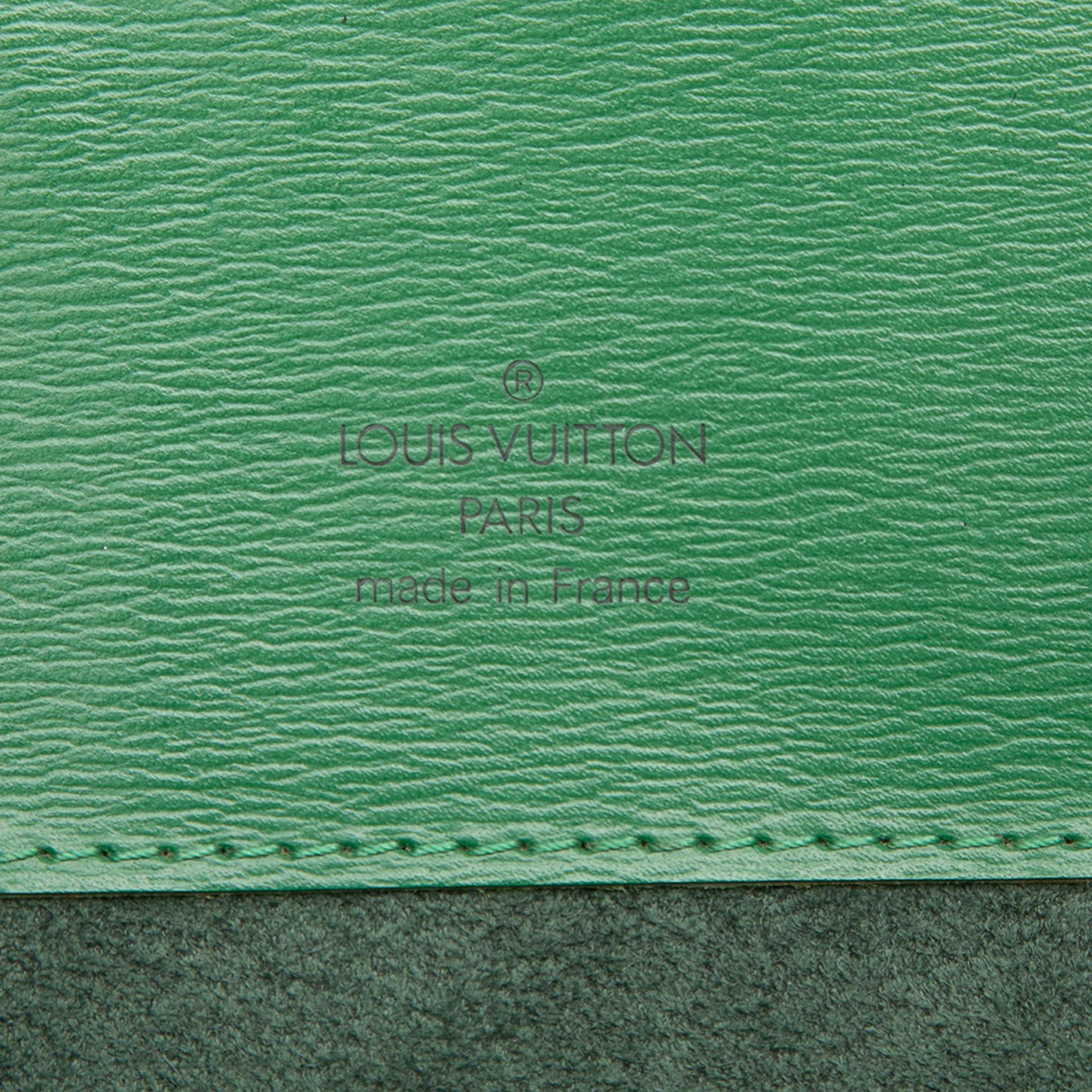Louis Vuitton Epi Cluny, från Luxclusif, i färgen green. Klicka för att öppna bilden i stort format