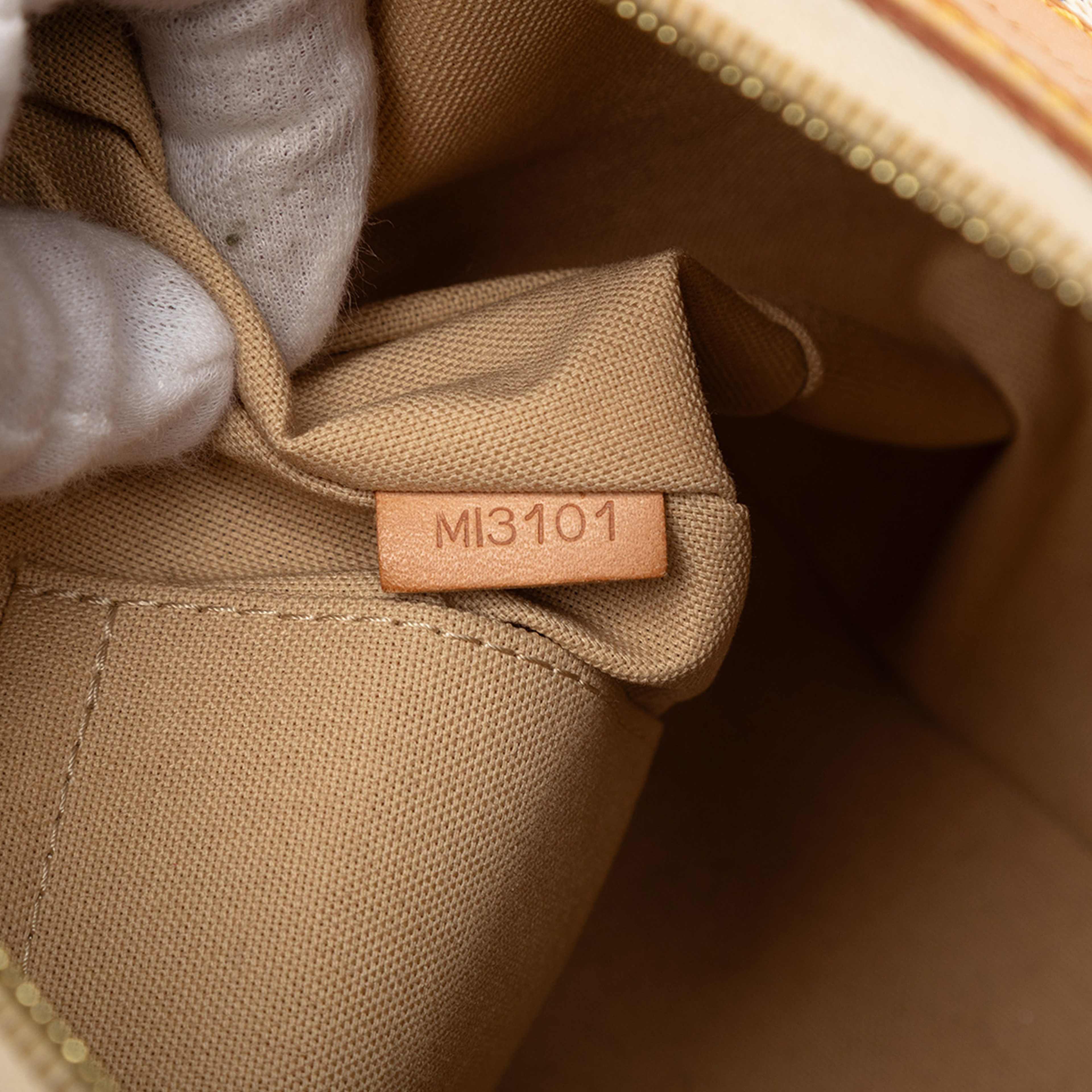 Louis Vuitton Damier Azur Siracusa Pm, från Luxclusif, i färgen white. Klicka för att öppna bilden i stort format