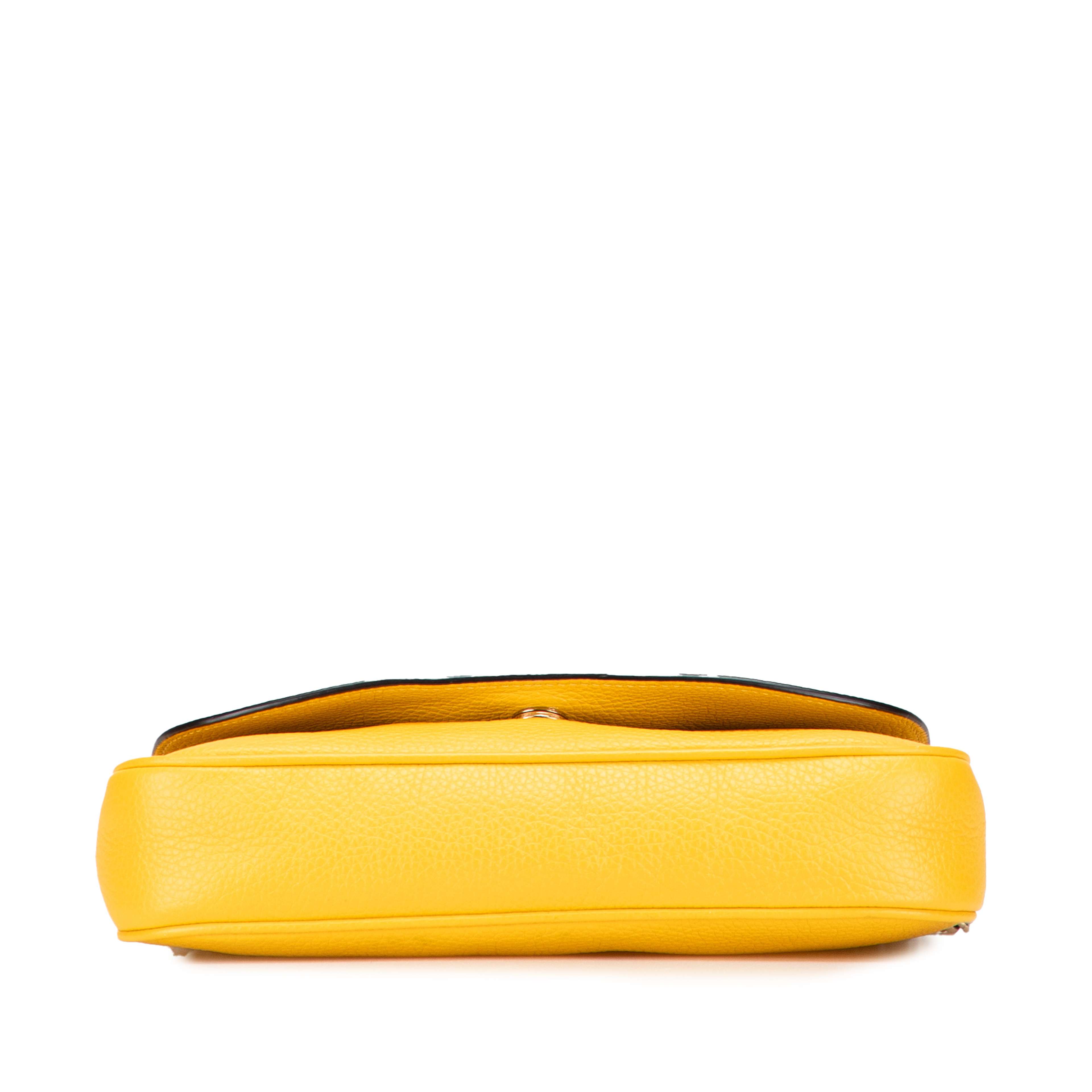 Gucci Medium Leather Soho Chain Flap Crossbody, från Luxclusif, i färgen yellow. Klicka för att öppna bilden i stort format