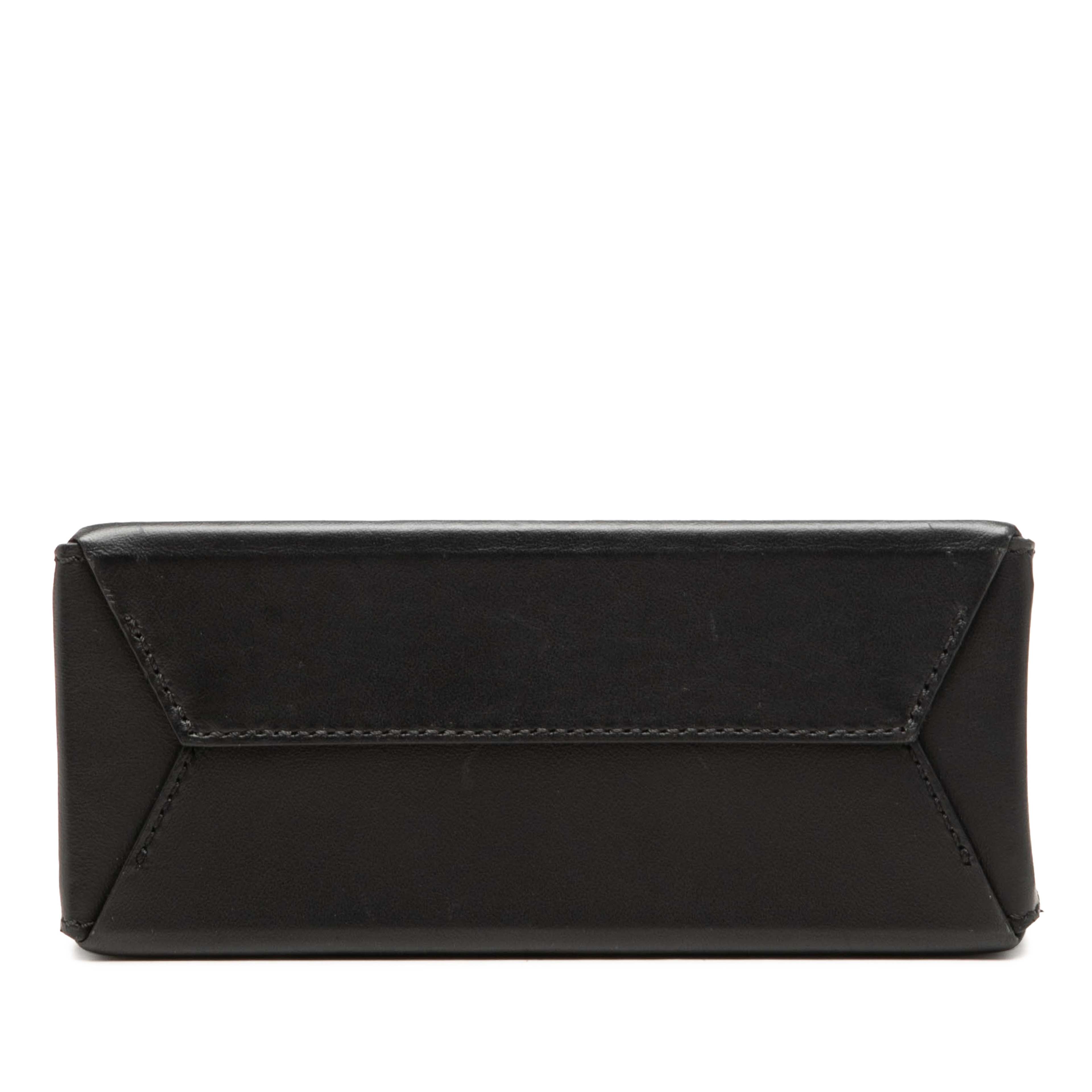 Fendi Small Fendi Pack Shopping Bag, från Luxclusif, i färgen svart. Klicka för att öppna bilden i stort format