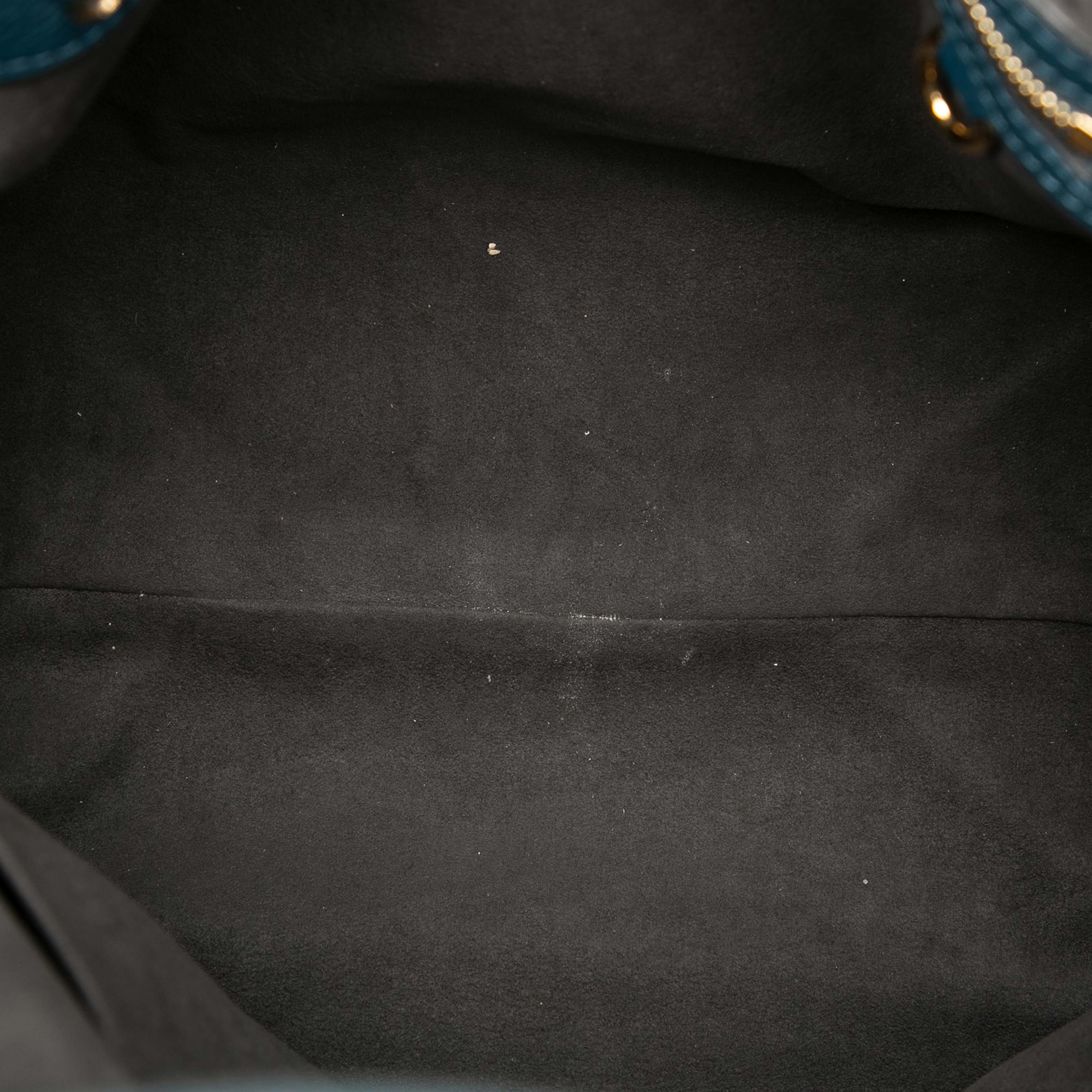 Louis Vuitton Monogram Mahina Cirrus Mm, från Luxclusif, i färgen navy. Klicka för att öppna bilden i stort format