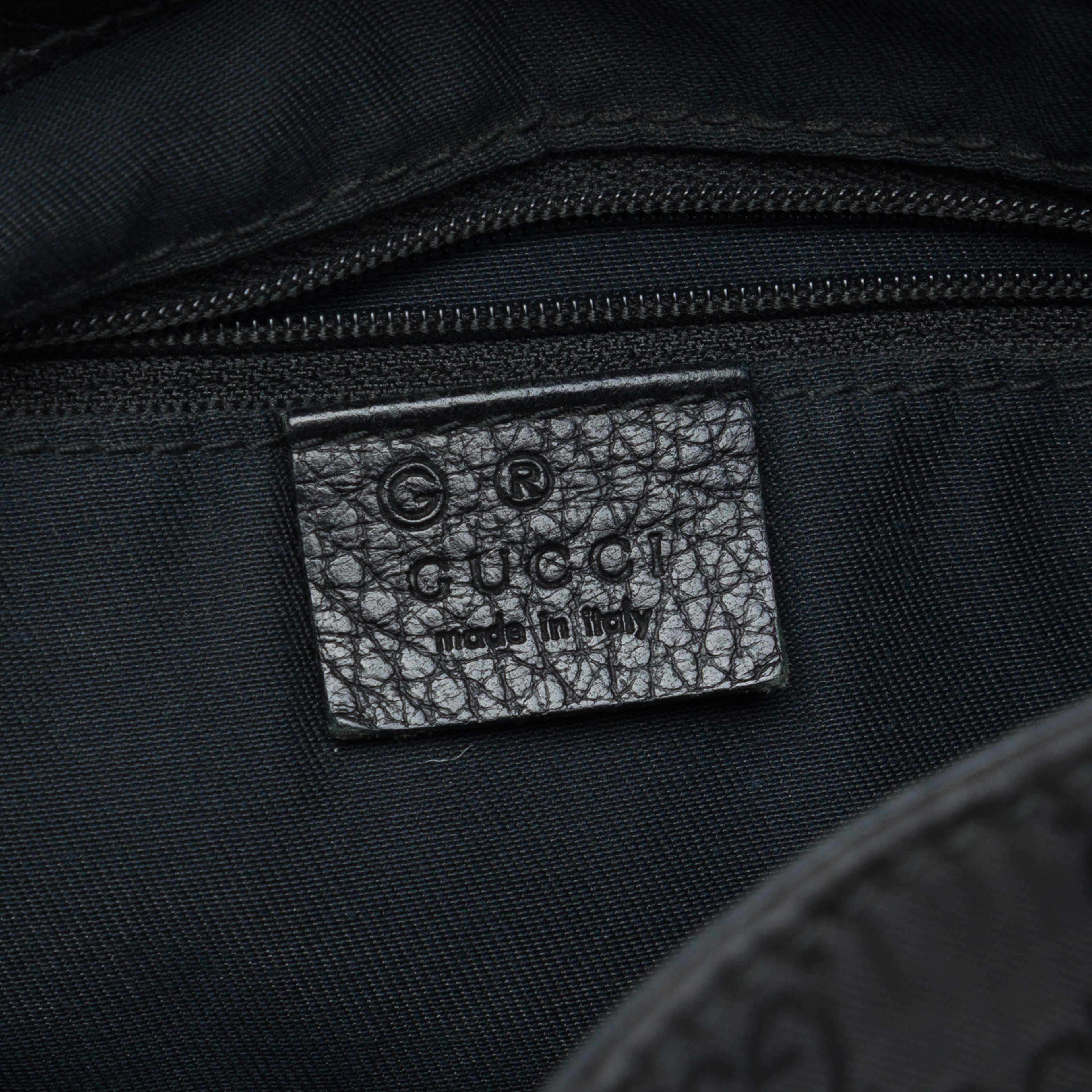 Gucci Gg Nylon Shoulder Bag, från Luxclusif, i färgen svart. Klicka för att öppna bilden i stort format