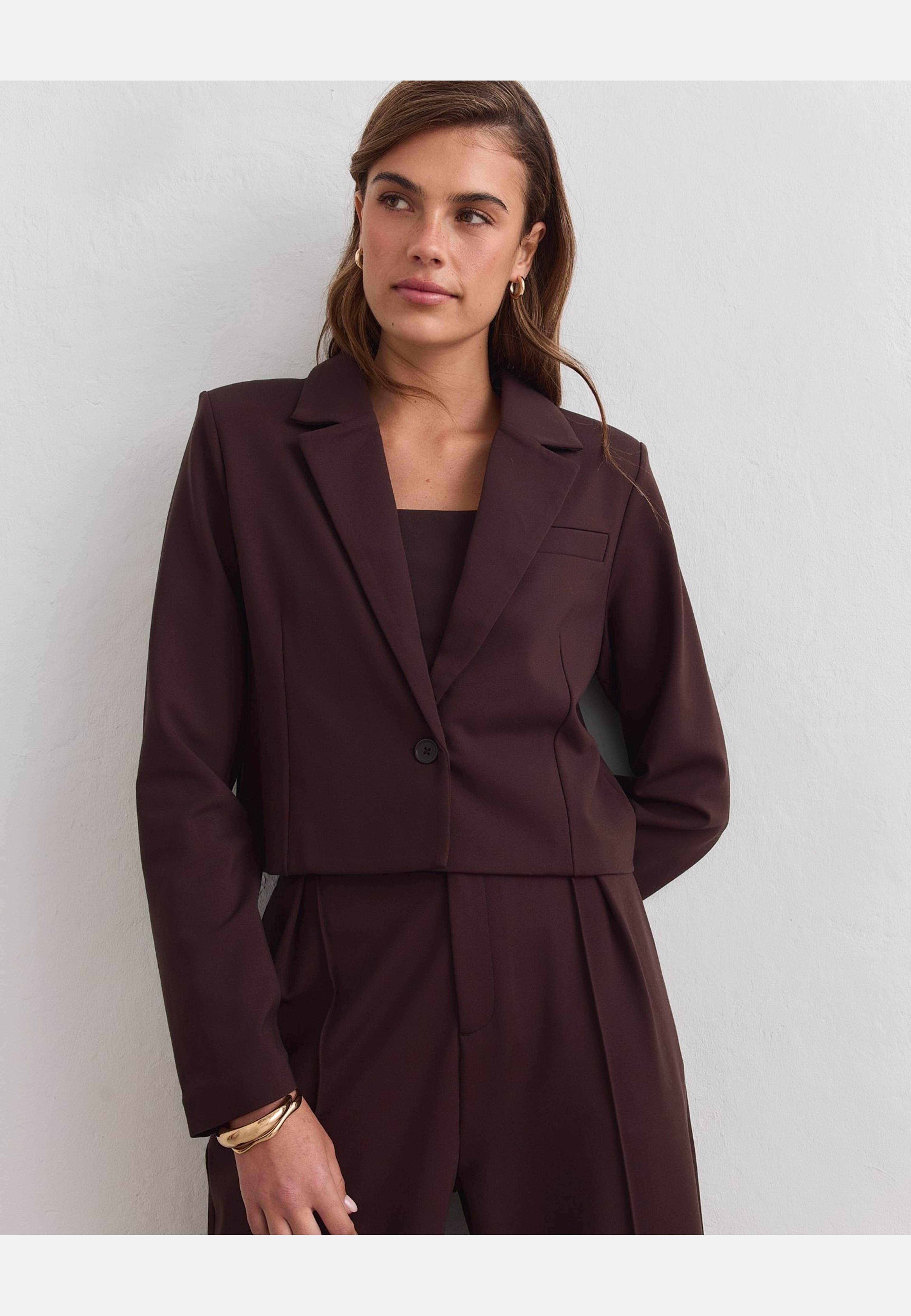 Luxe Short Blazer, från aim'n, i färgen chocolate. Klicka för att öppna bilden i stort format