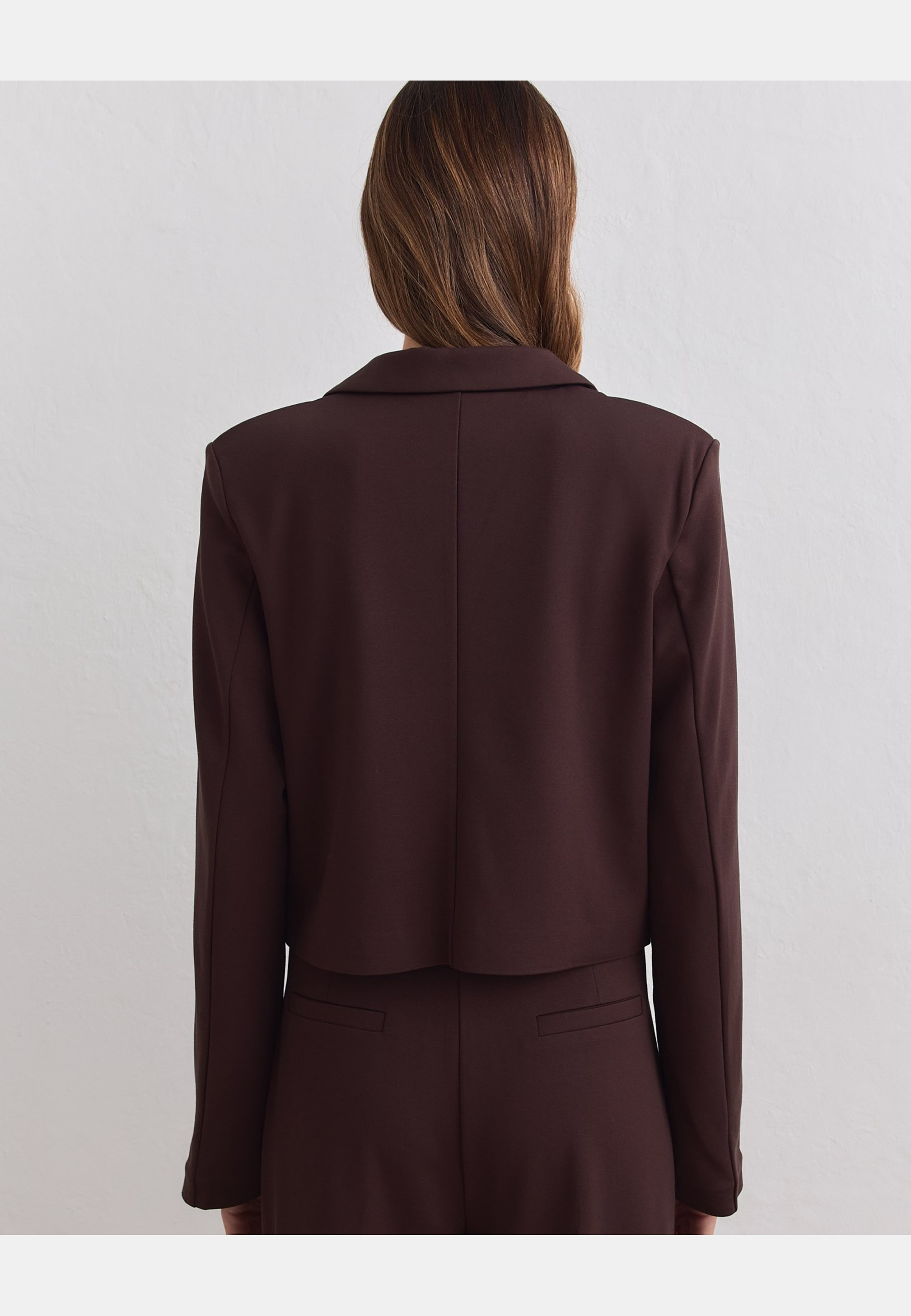 Luxe Short Blazer, från aim'n, i färgen chocolate. Klicka för att öppna bilden i stort format
