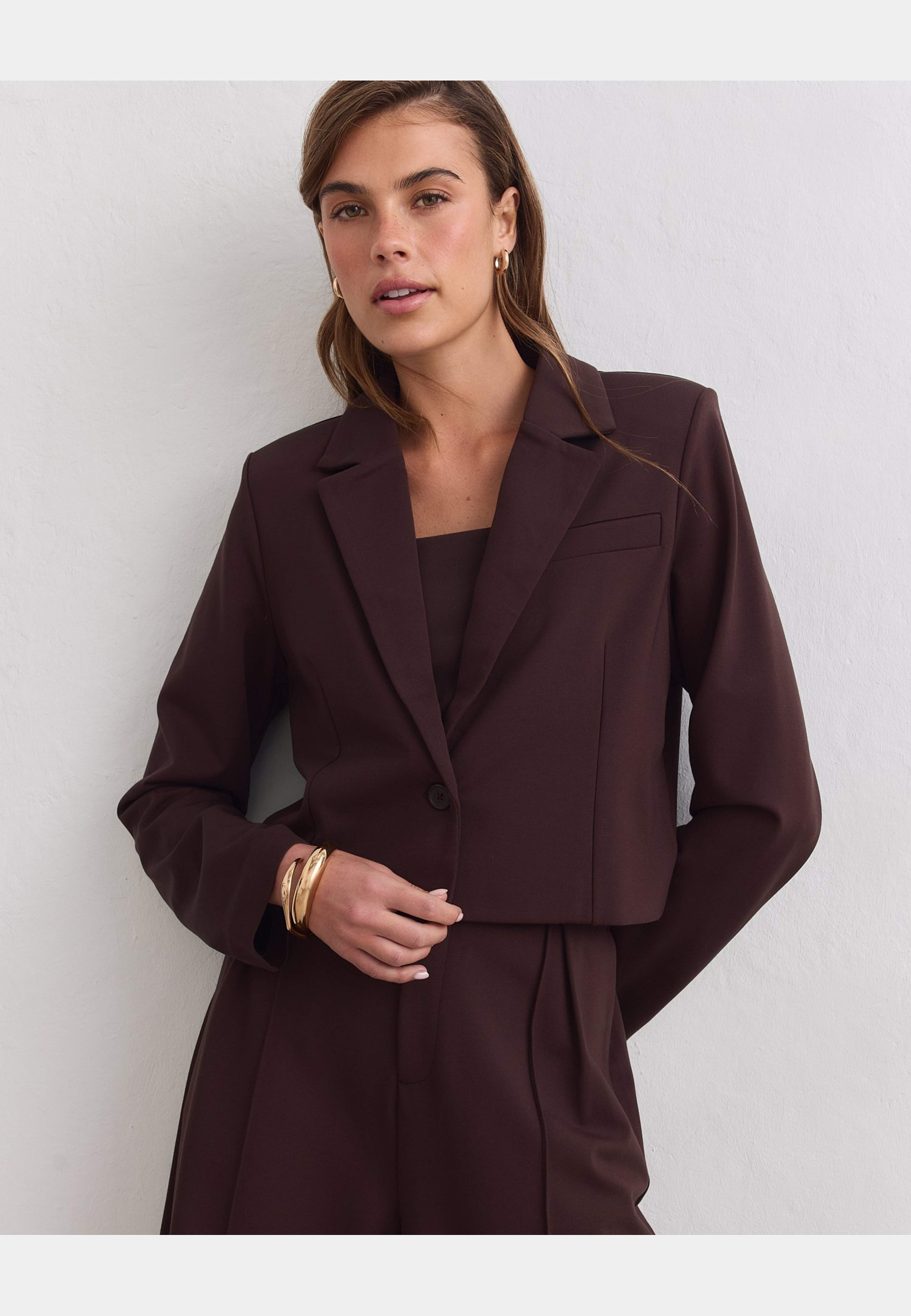 Luxe Short Blazer, från aim'n, i färgen chocolate. Klicka för att öppna bilden i stort format