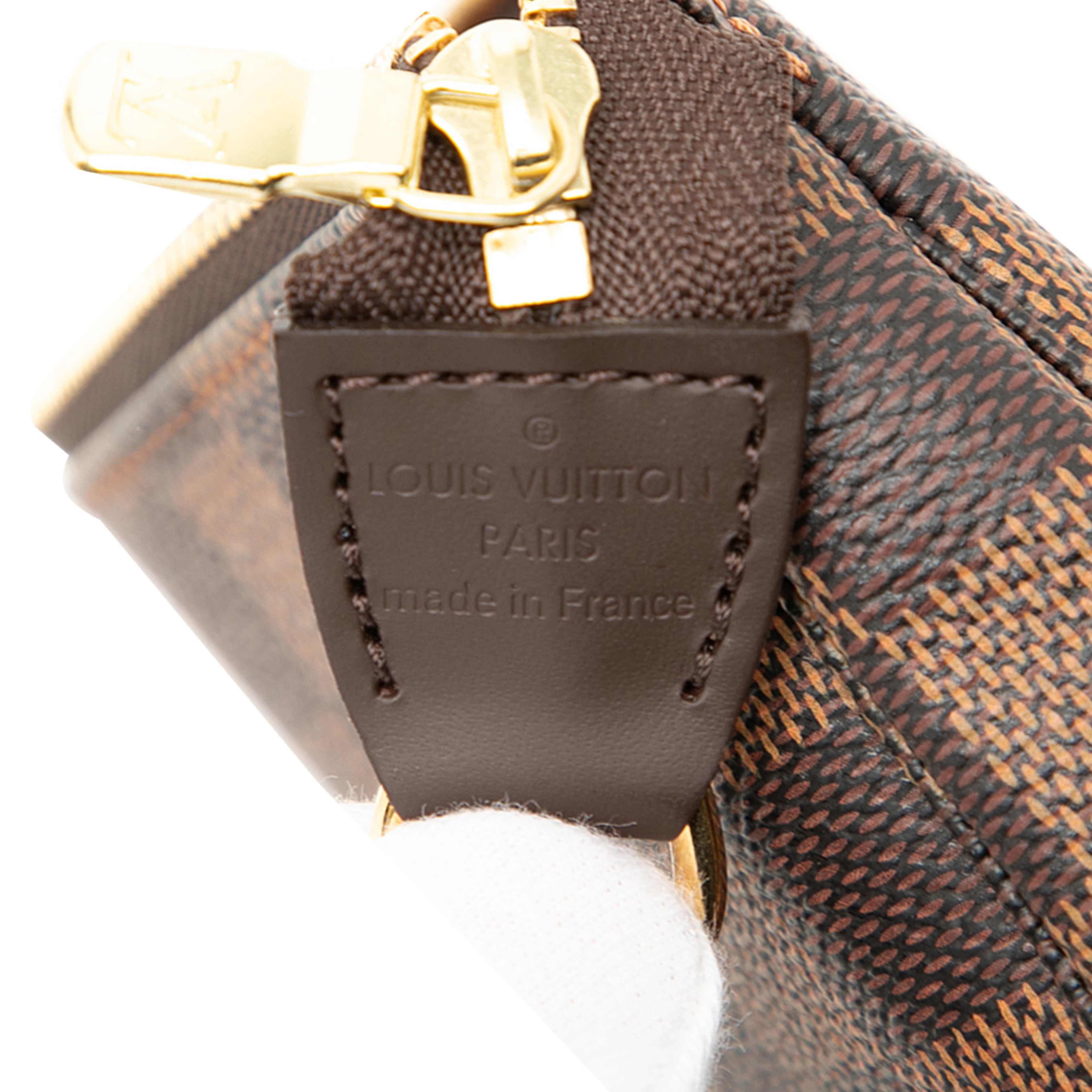 Louis Vuitton Damier Ebene Mini Pochette Accessoires, från Luxclusif, i färgen brown. Klicka för att öppna bilden i stort format