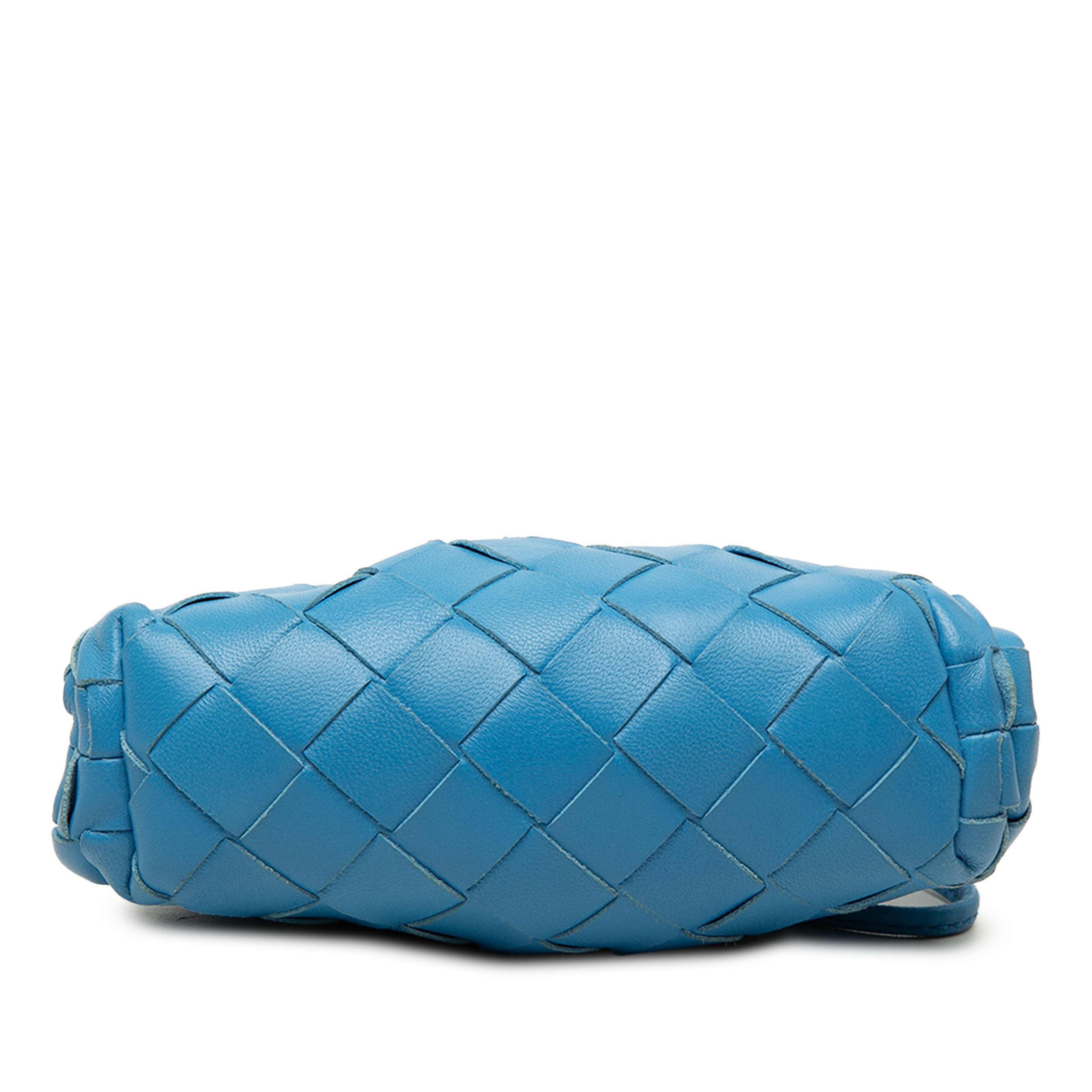 Bottega Veneta Nappa Intrecciato The Extra Mini Pouch Crossbody, från Luxclusif, i färgen blå. Klicka för att öppna bilden i stort format
