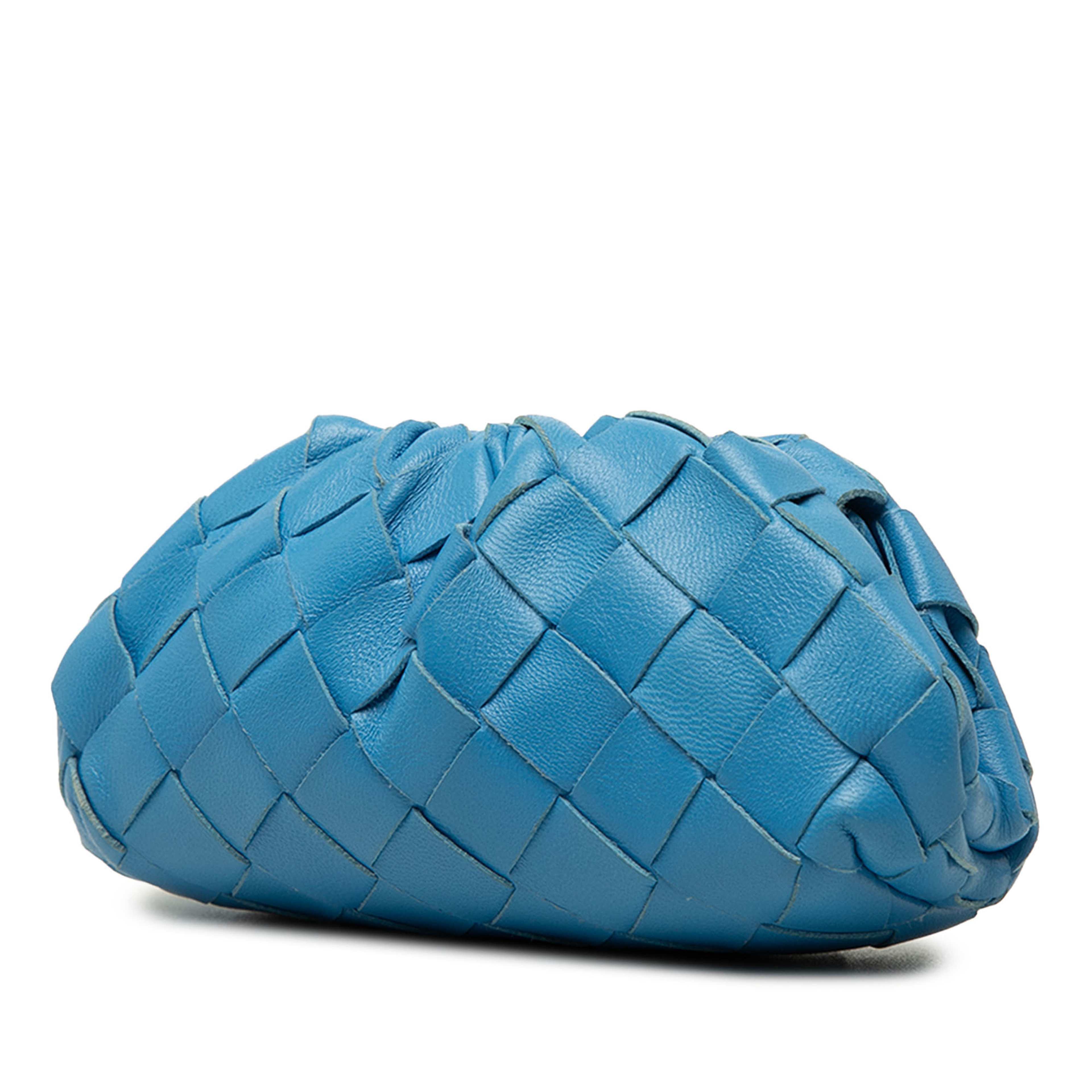 Bottega Veneta Nappa Intrecciato The Extra Mini Pouch Crossbody, från Luxclusif, i färgen blå. Klicka för att öppna bilden i stort format