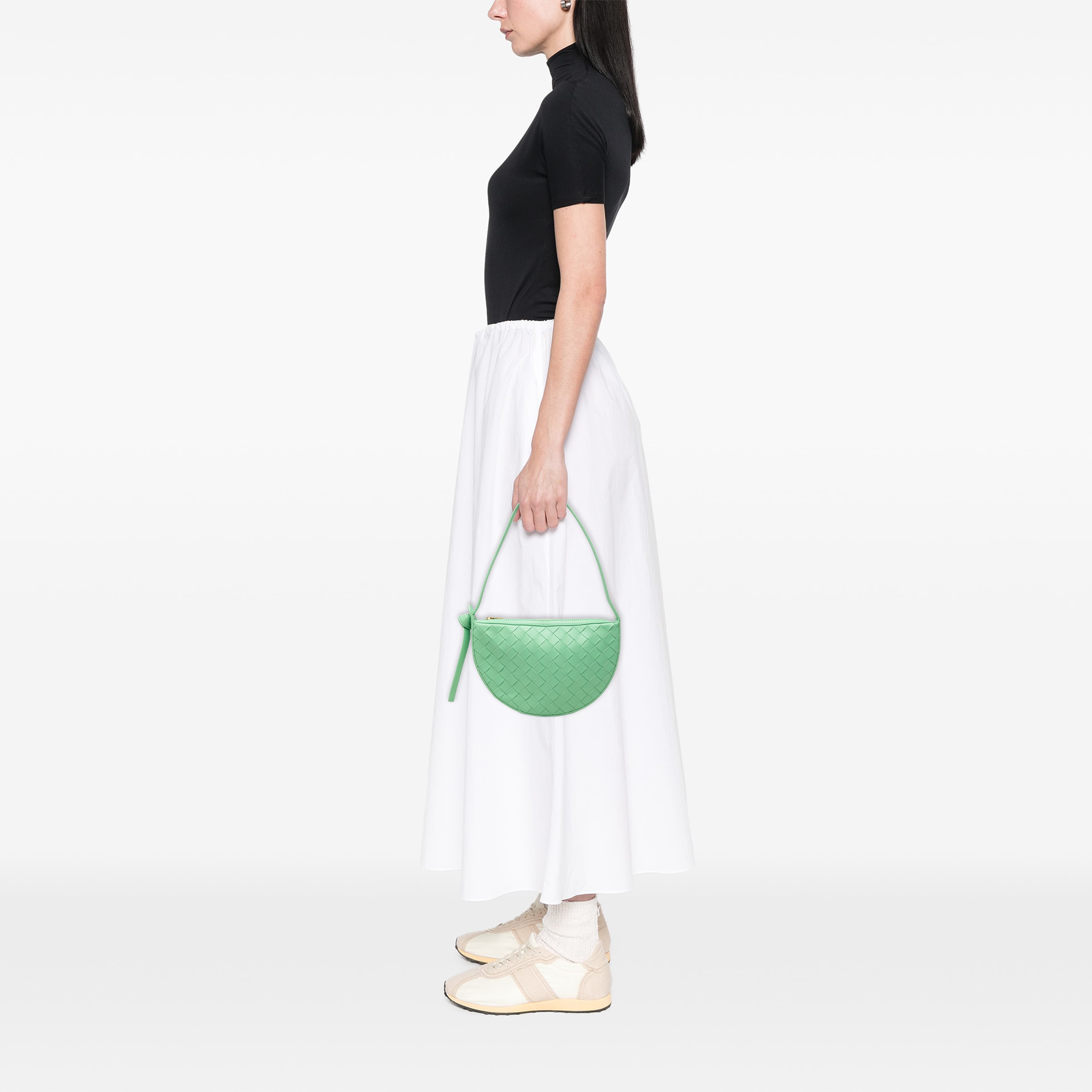 Bottega Veneta Mini Leather Intrecciato Sunrise Hobo, från Luxclusif, i färgen grön. Klicka för att öppna bilden i stort format