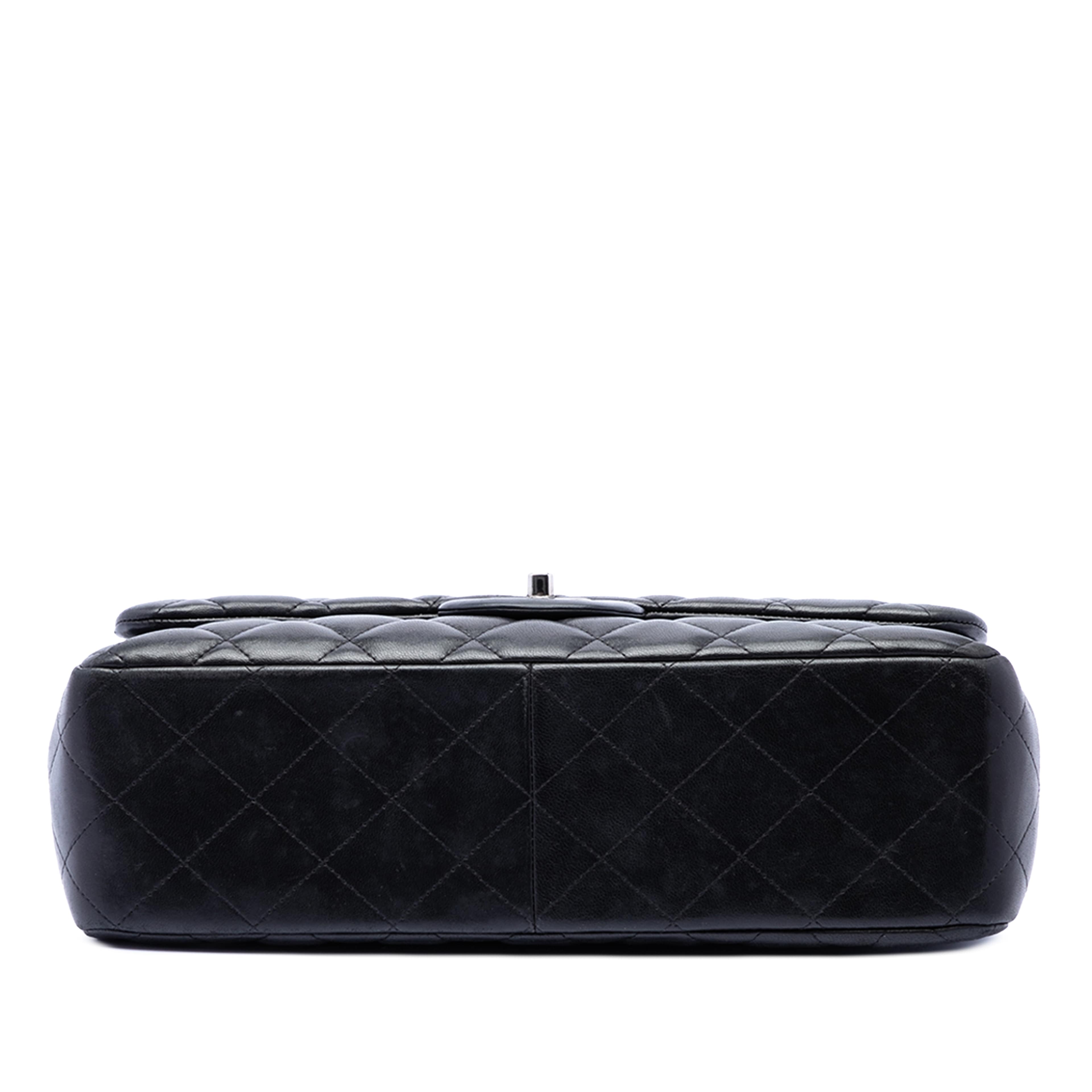 Chanel Jumbo Classic Lambskin Double Flap, från Luxclusif, i färgen svart. Klicka för att öppna bilden i stort format