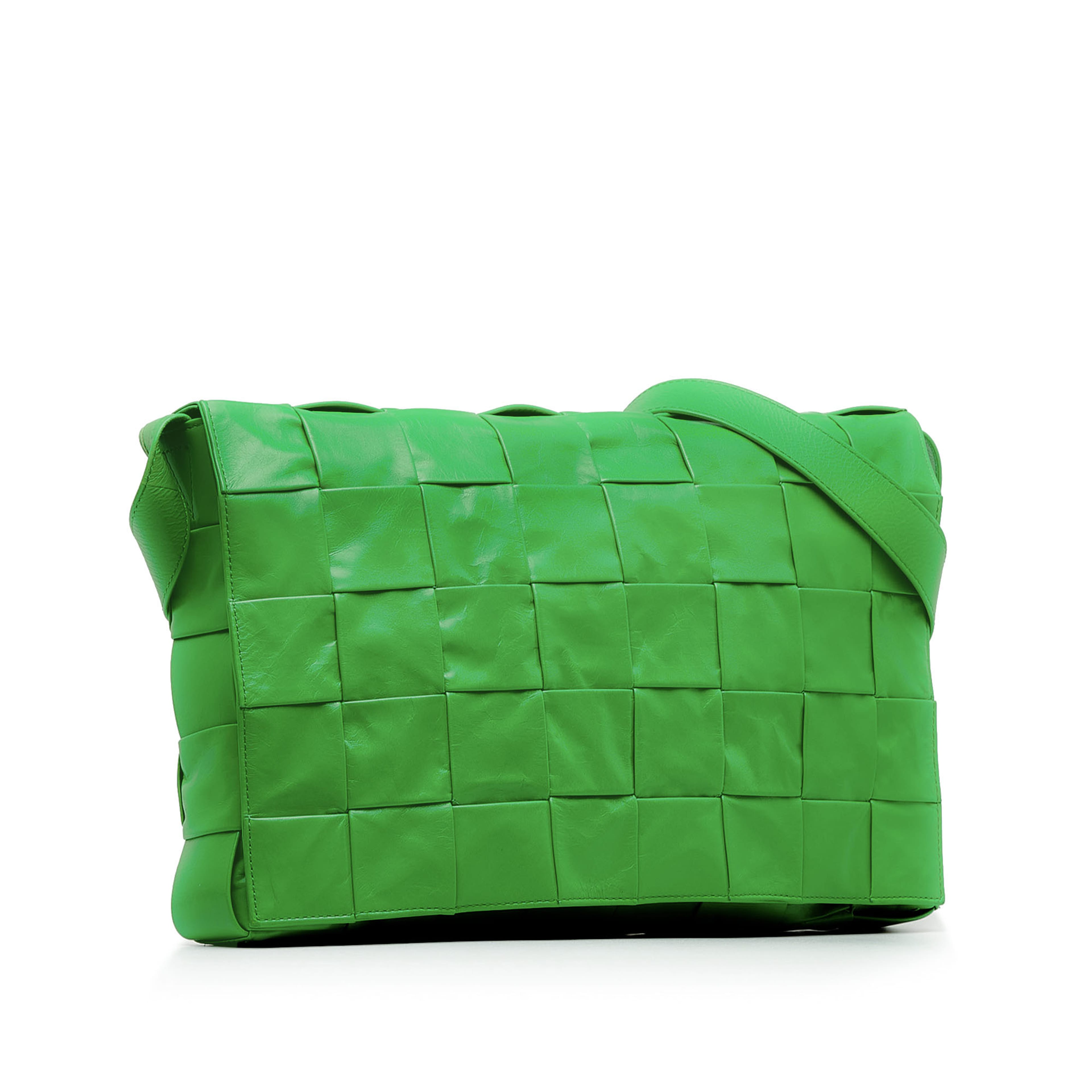 Bottega Veneta Maxi Nappa Intrecciato Cassette Crossbody, från Luxclusif, i färgen green. Klicka för att öppna bilden i stort format